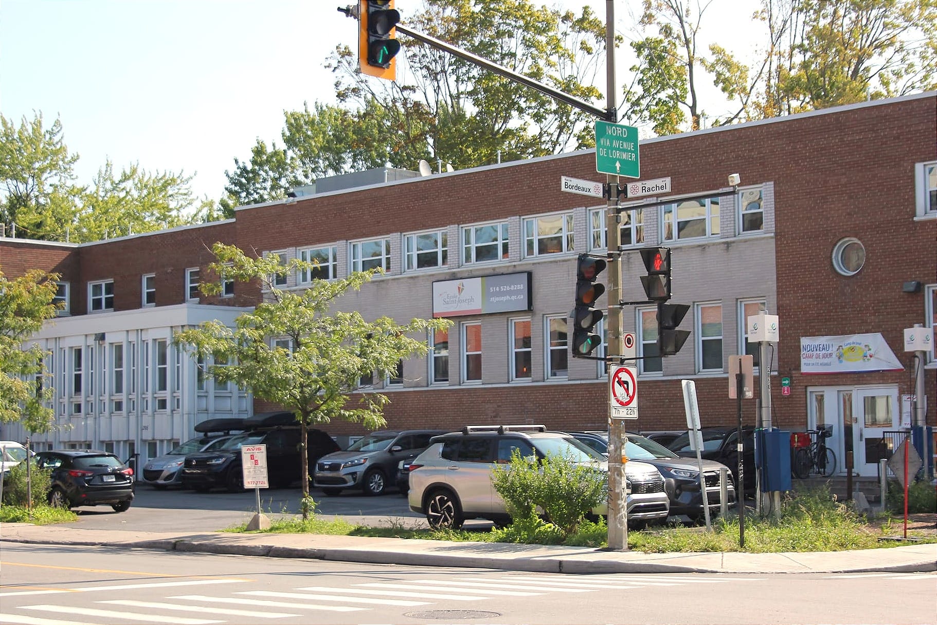 Vue de l'école privée à partir du coin opposé de l'intersection des rues Rachel et de Bordeaux.