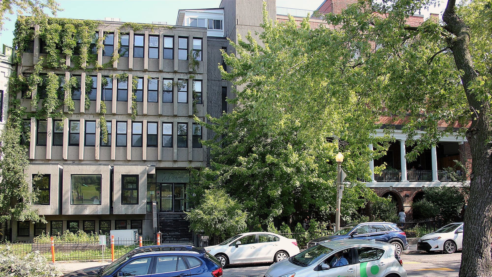 Vue des deux bâtiments à partir du parc Jeanne-Mance. 