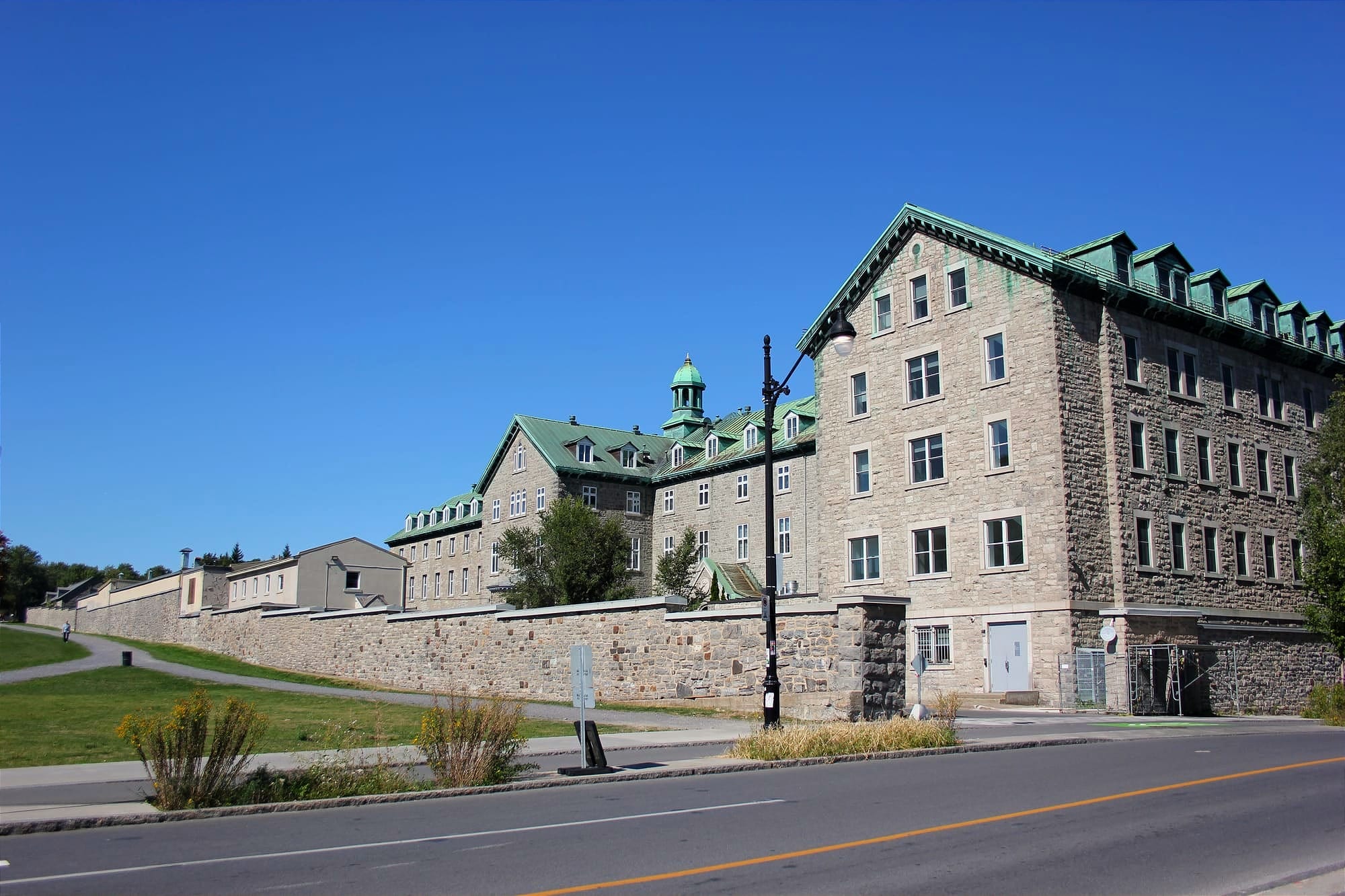 Vue de la Cité-des-Hospitalières de l'intersection Parc/des Pins. 