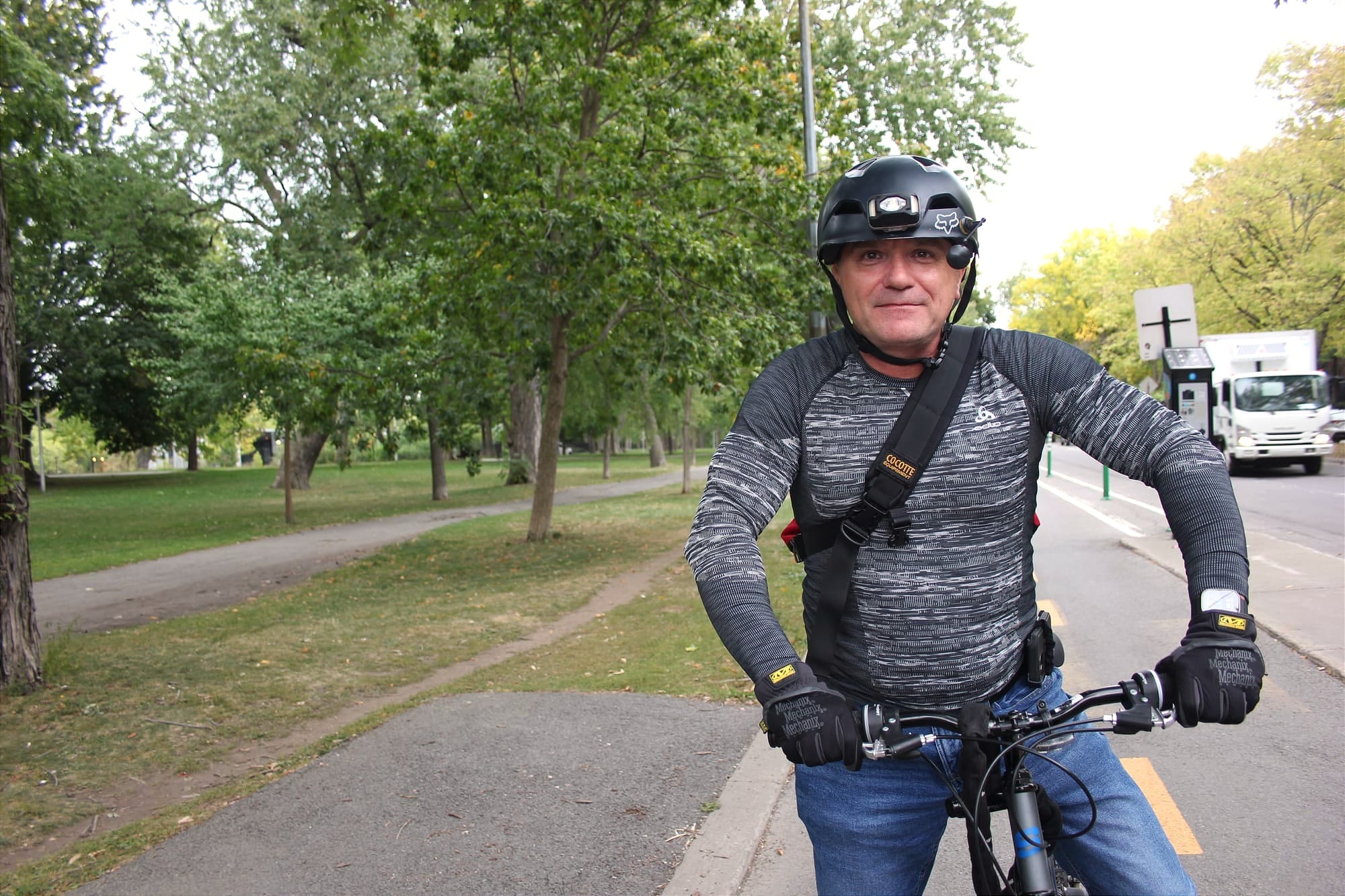 M. Daigle est à vélo sur la piste cyclables qui contourne le parc La Fontaine. 