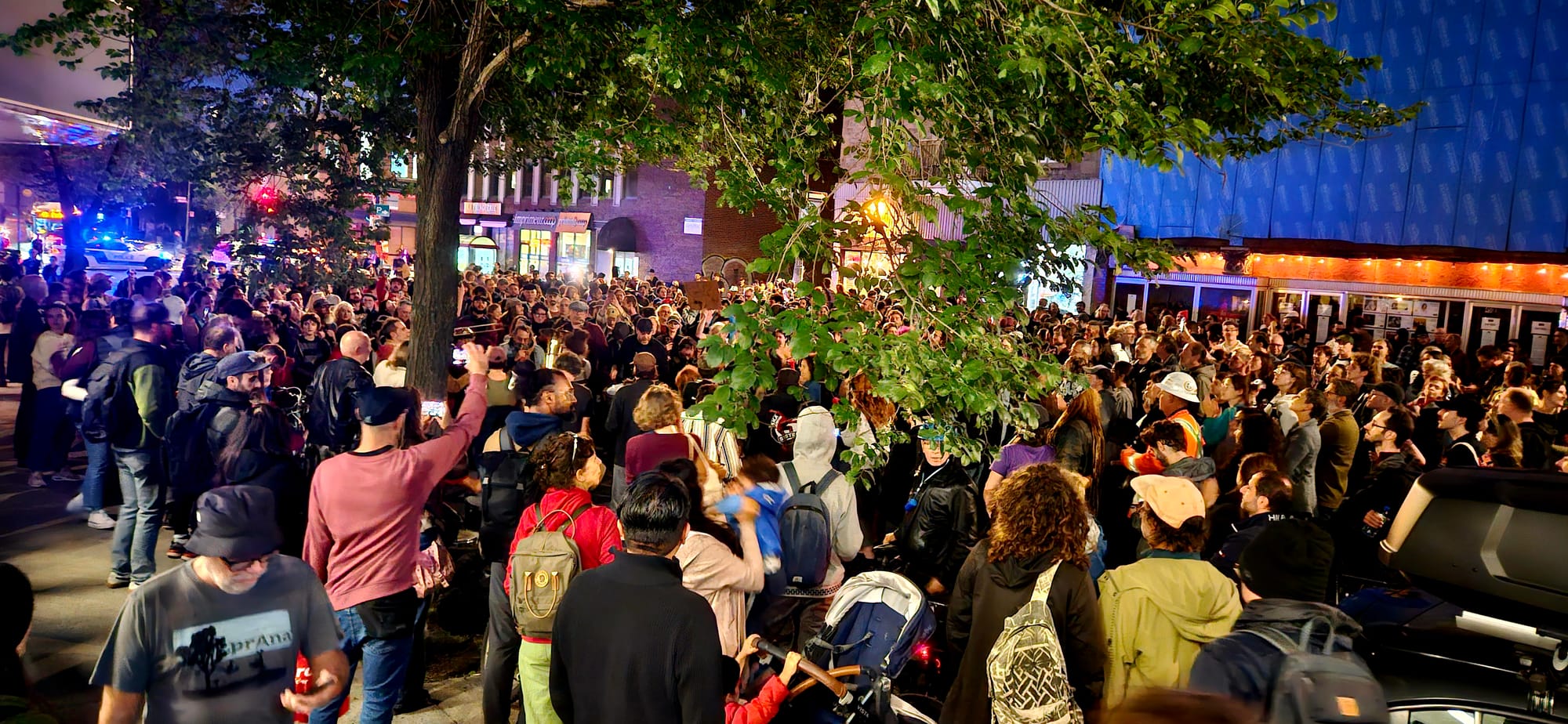 On voit une rue Papineau bondée de manifestants.