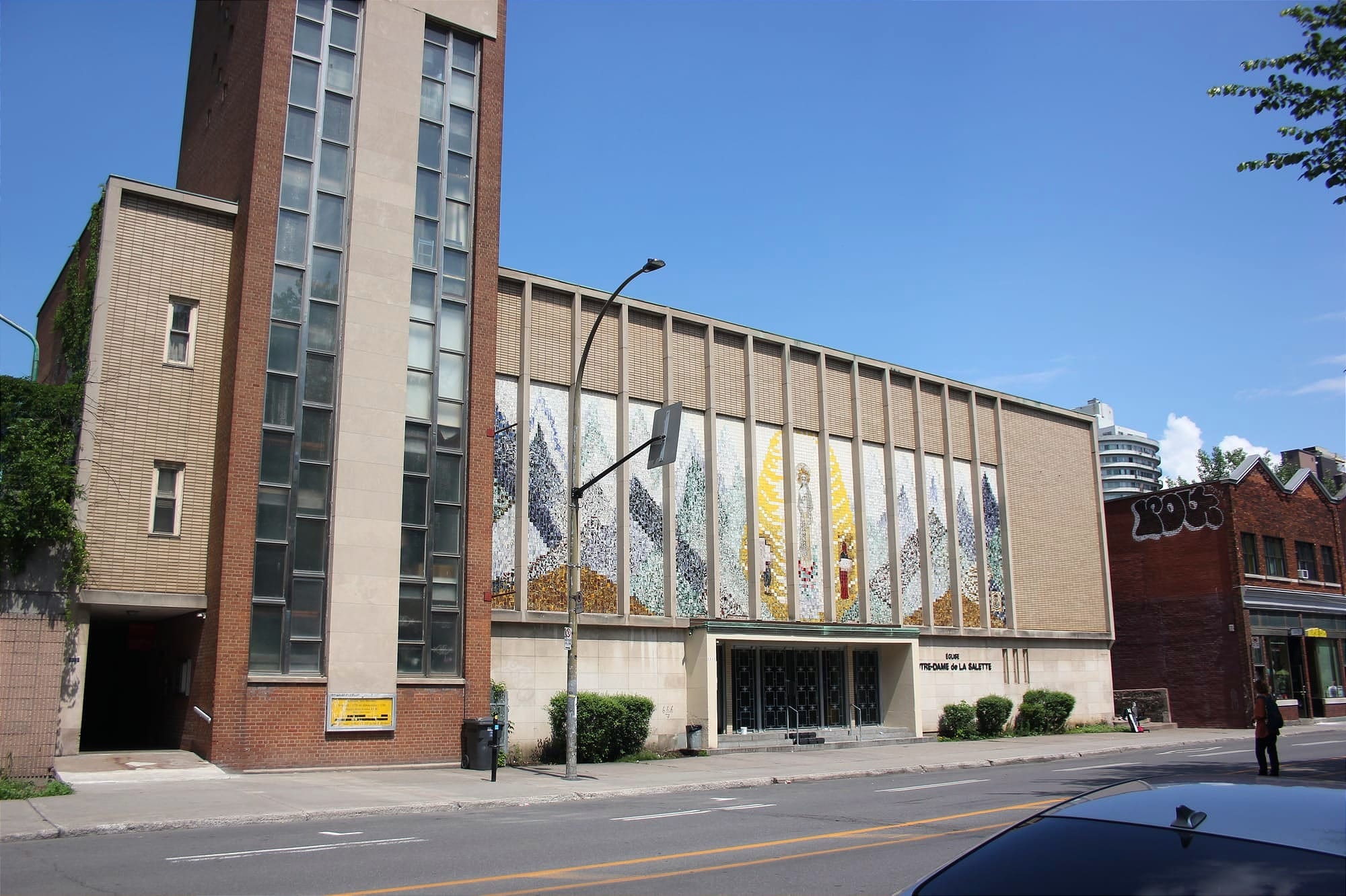 L'église Notre-Dame-de-la-Salette, où est basé l'organisme La porte ouverte. 
