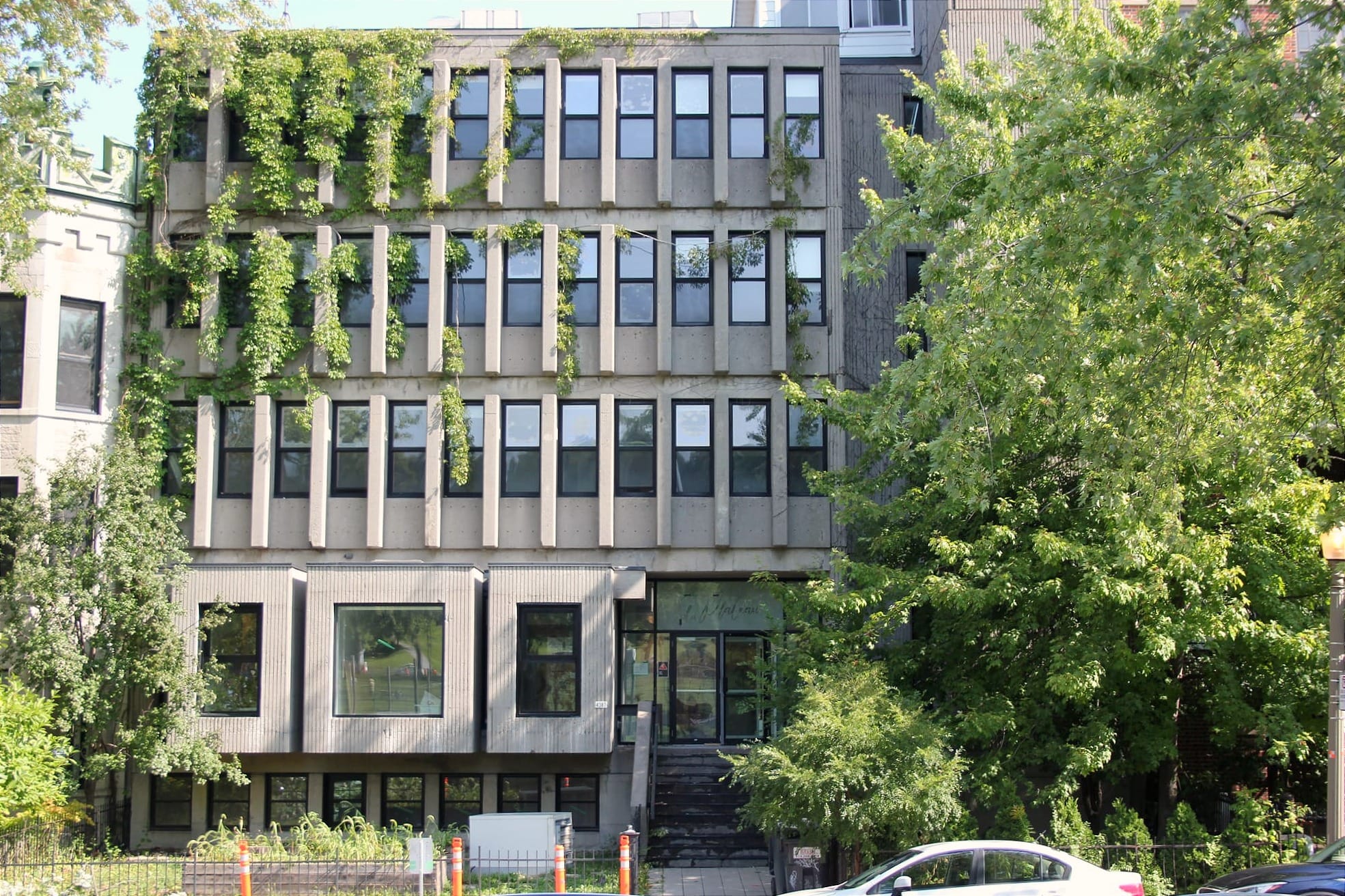 Le nouvel édifice en question, en face du parc Jeanne-Mance.