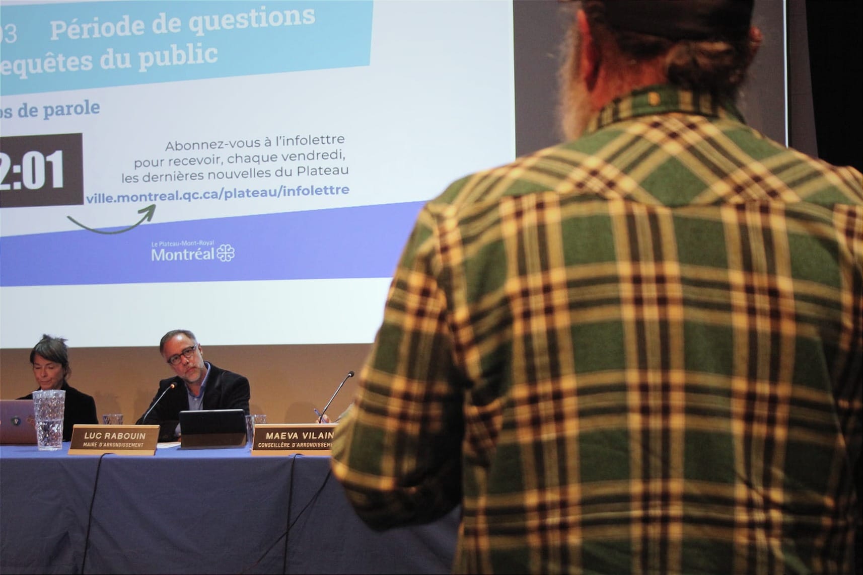 On voit M. Sauvé de dos et, quelques mètres devant lui, le maire Rabouin qui l'écoute attentivement. 