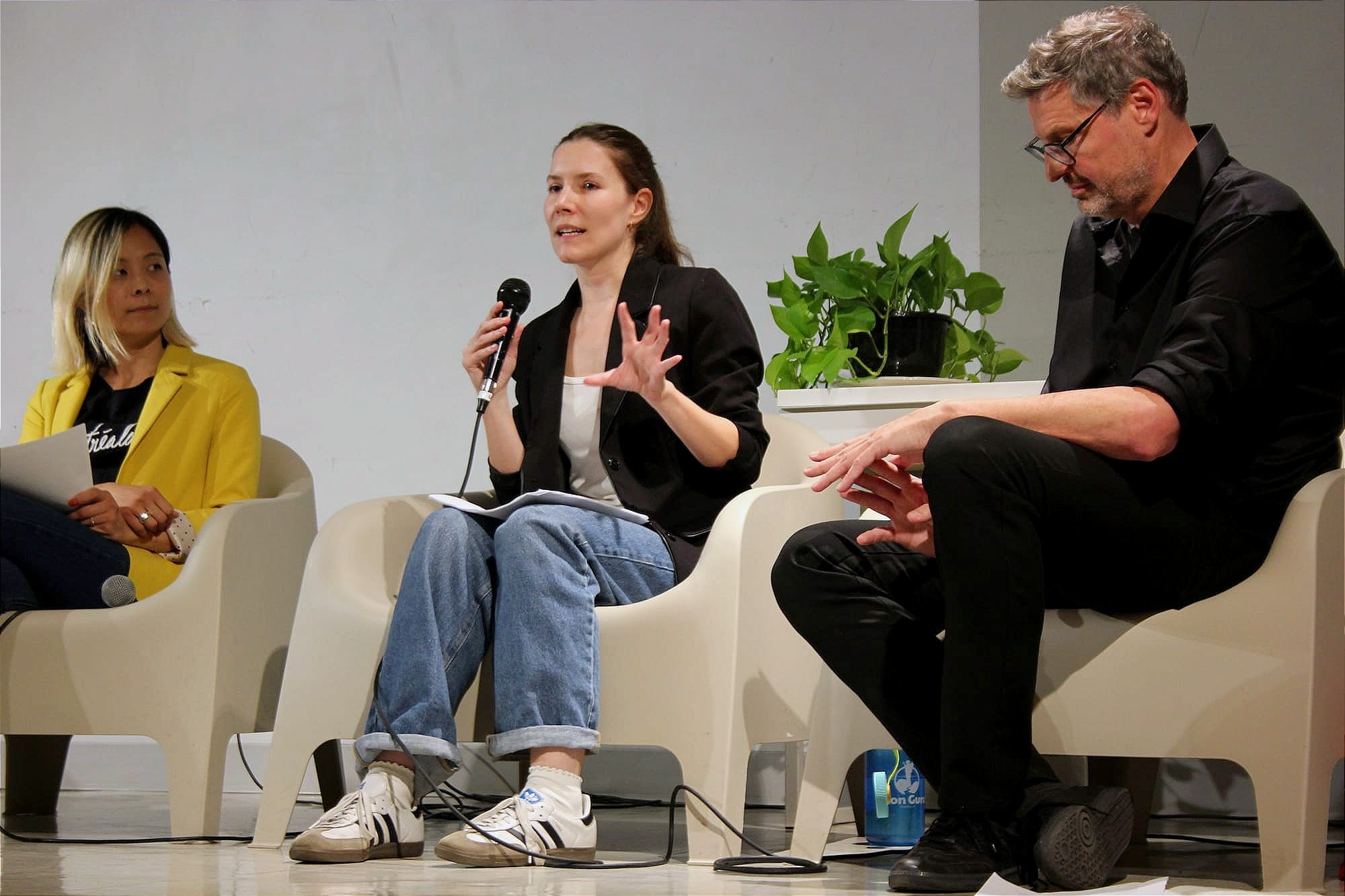 Mme Bolduc prend la parole, entourant de Cathy Wong, à sa droite, et de Jean Beaudoin, à sa gauche.