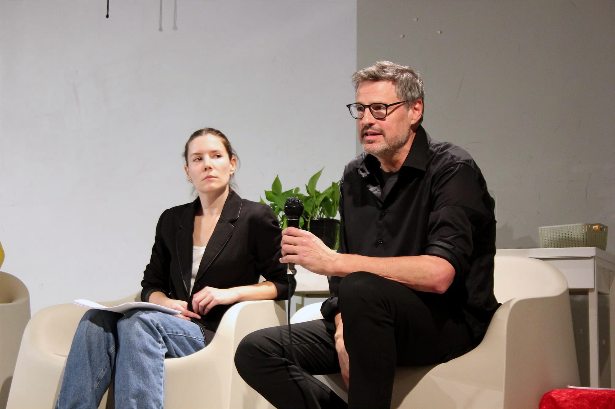 M. Beaudoin prend la parole, sous le regard attentif de Maggie Bolduc.