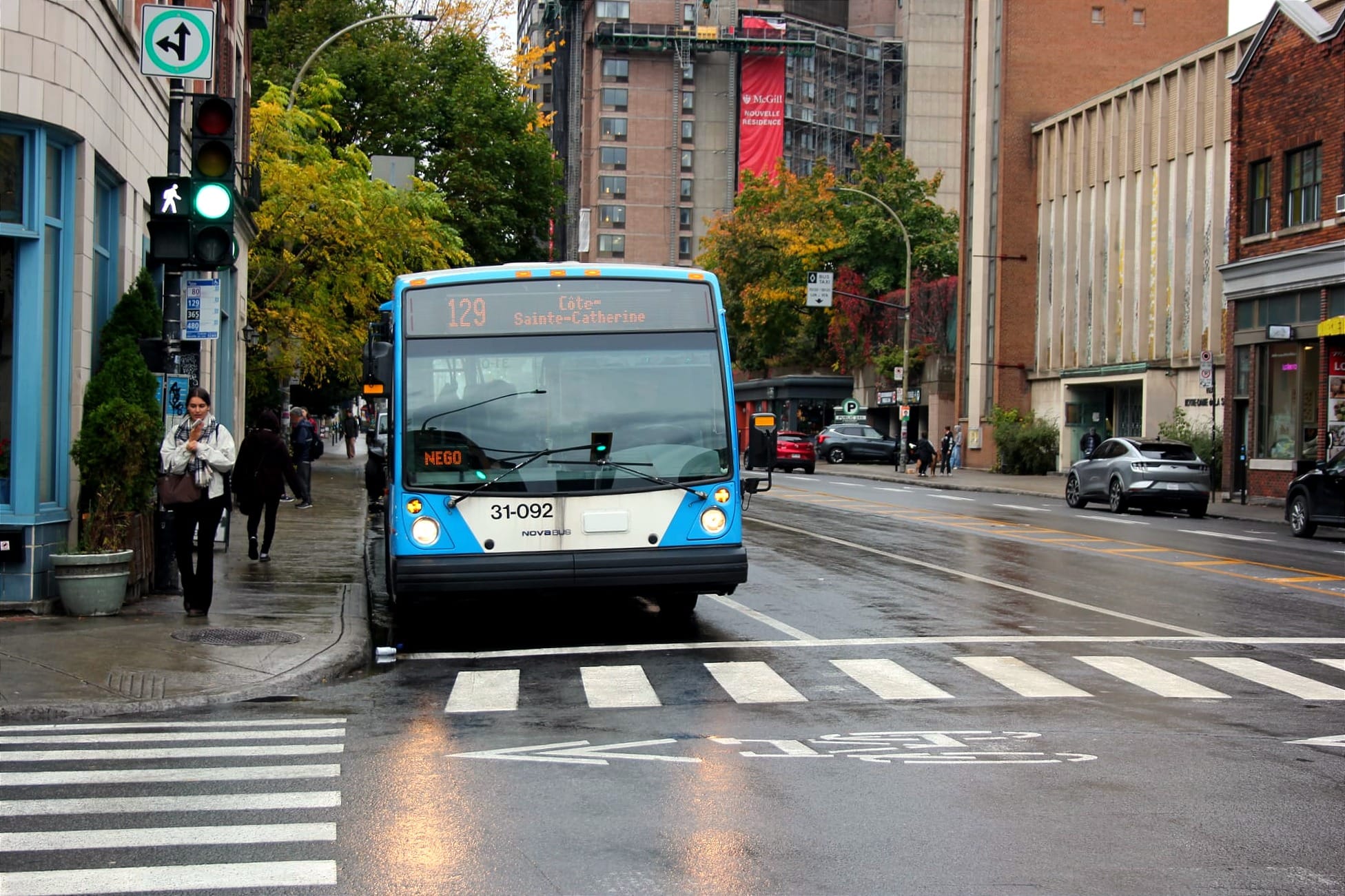 L'autobus 129 en direction sud s'arrête à l'arrêt au coin de l'avenue du Parc et de la rue Milton. 
