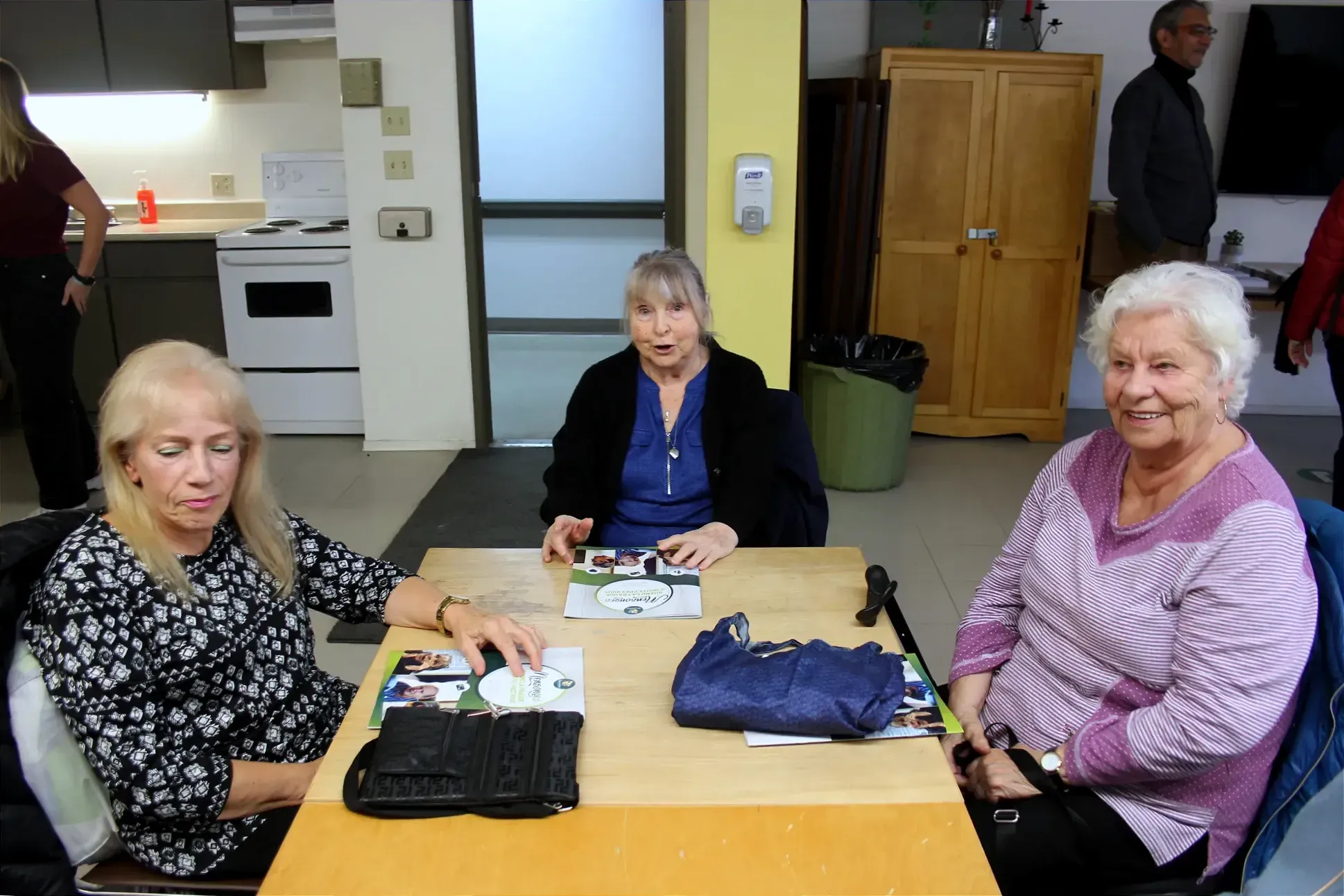 Les trois dames sont assises à table. 