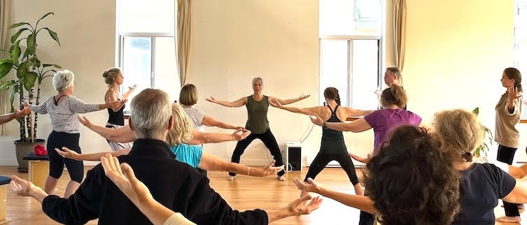 Plus de 15 personnes participent à un cours de Qi Gong.