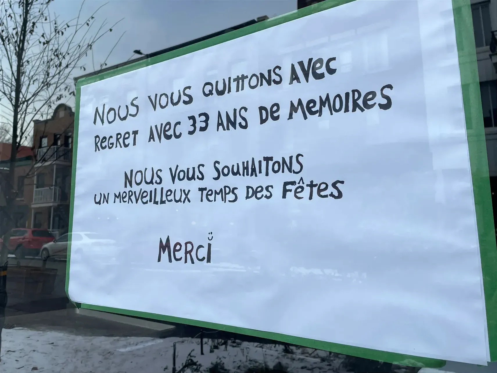 On peut lire «Nous vous quittons avec regret avec 33 ans de memoires – nous vous souhaitons un merveilleux temps des Fêtes – Merci»