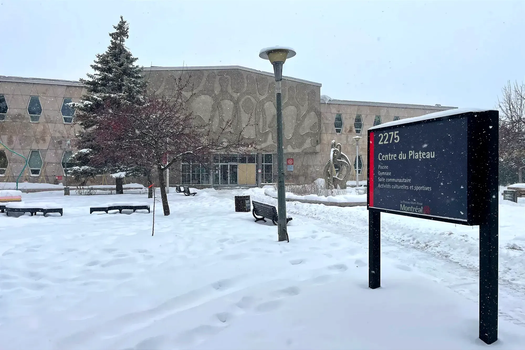 Le site du Centre du Plateau enneigé, avec la pancarte à l'avant plan. 