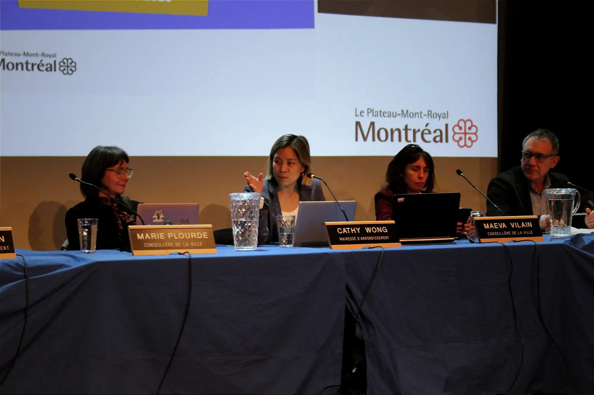 Mme Wong s'exprime à la tables des élus, lors de la séance ordinaire du conseil d'arrondissement. On voit également Marie Plourde, Maeva Vilain et Alex Norris.