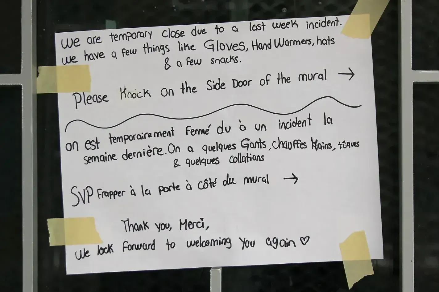 On peut y lire un texte en anglais et français qui explique que le centre est temporairement fermé.