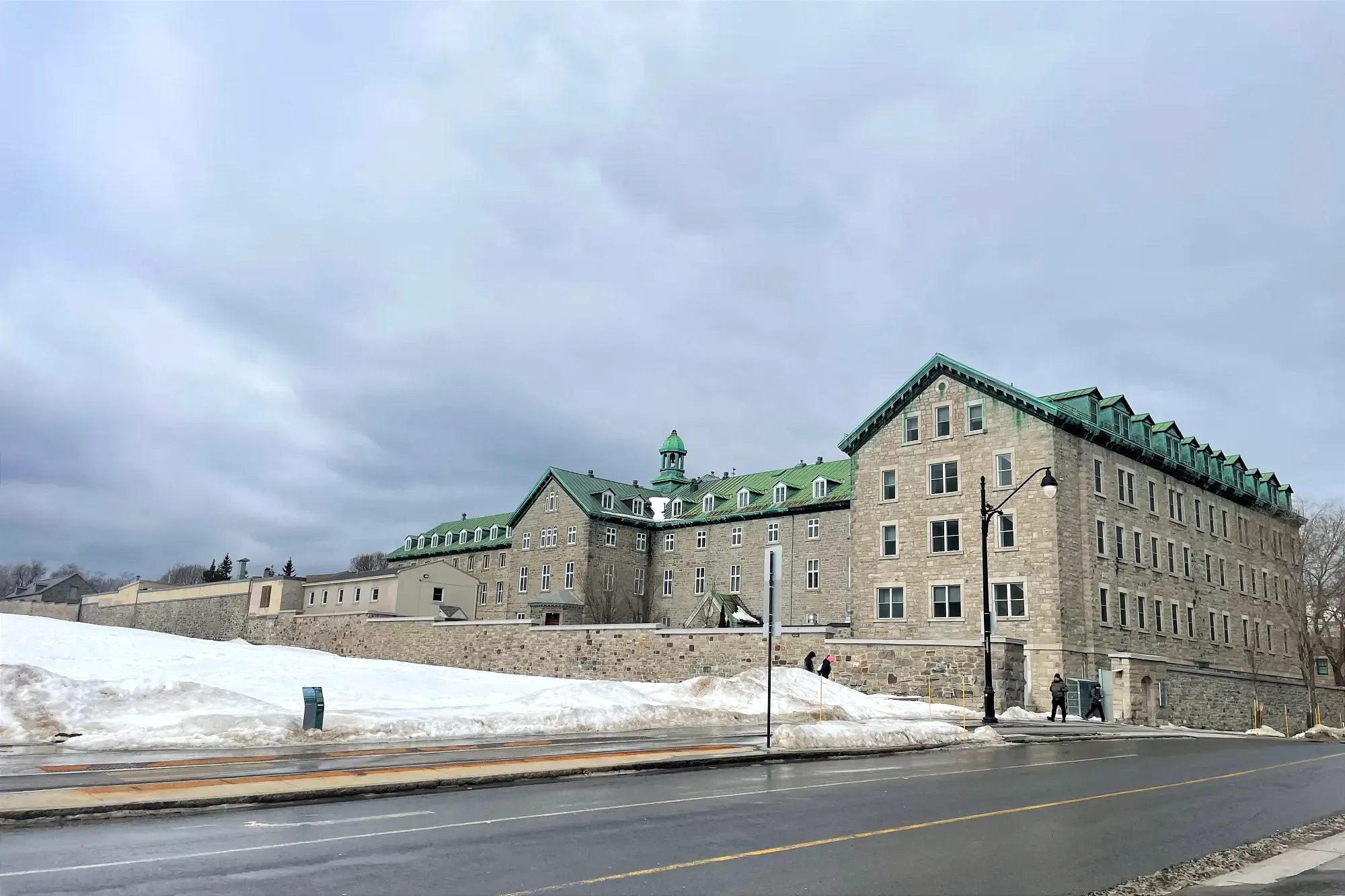 La Cité-des-Hospitalières vue de l'intersection des avenues des Pins et du Parc, en hiver.