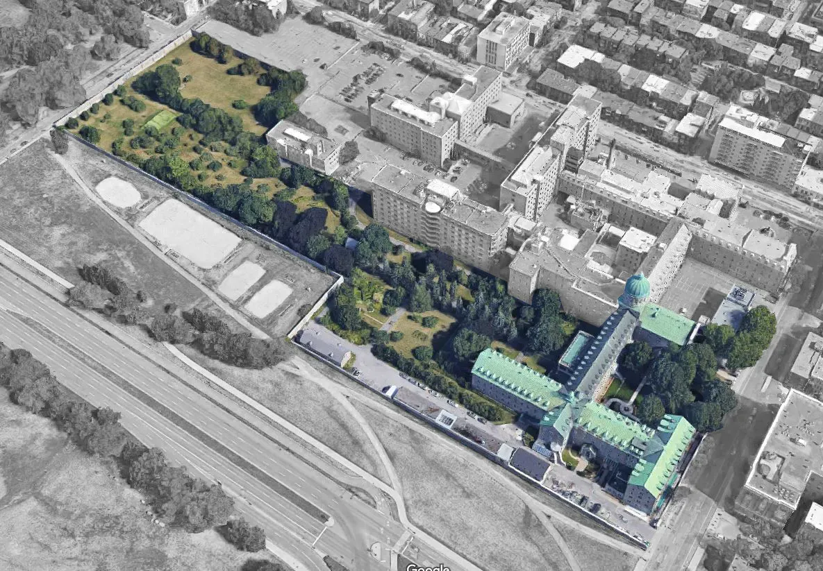 Vu aérienne de Google du site, qui est notamment entouré de l'Hôtel-Dieu et du parc Jeanne-Mance. 