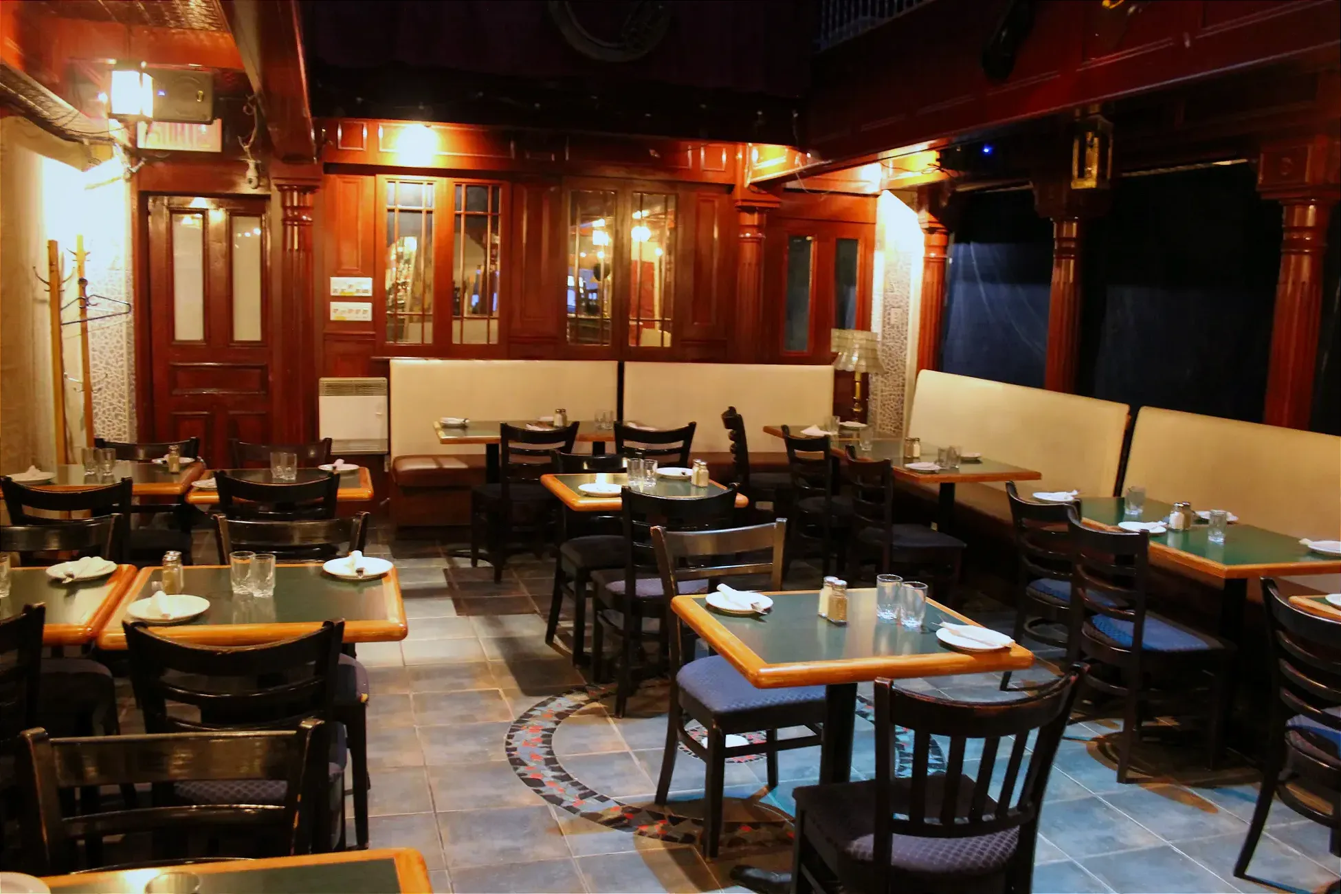 Salle à manger arrière de La Petite Marche. 