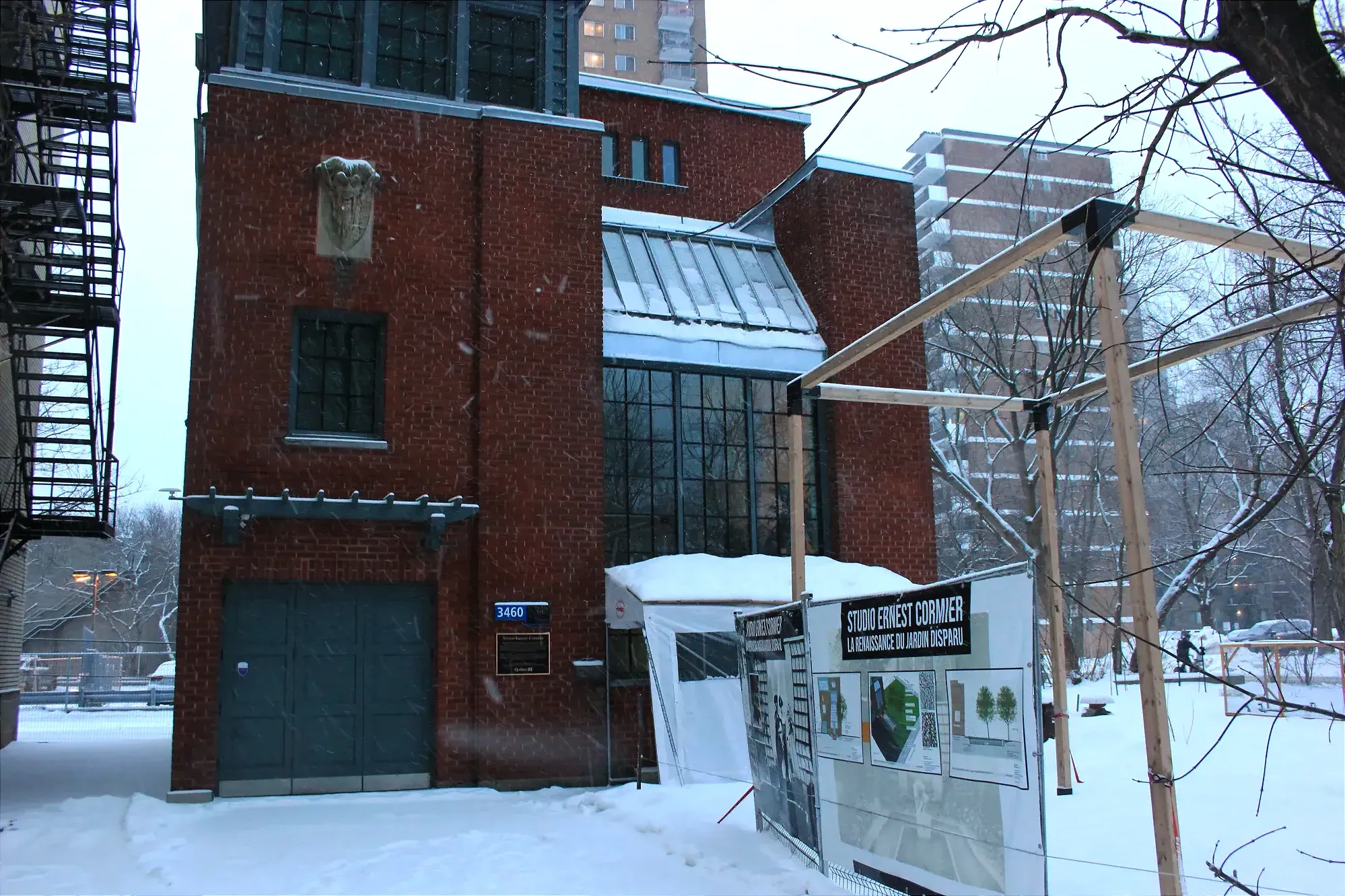 Les Studio Ernest-Cormier vu de face. 