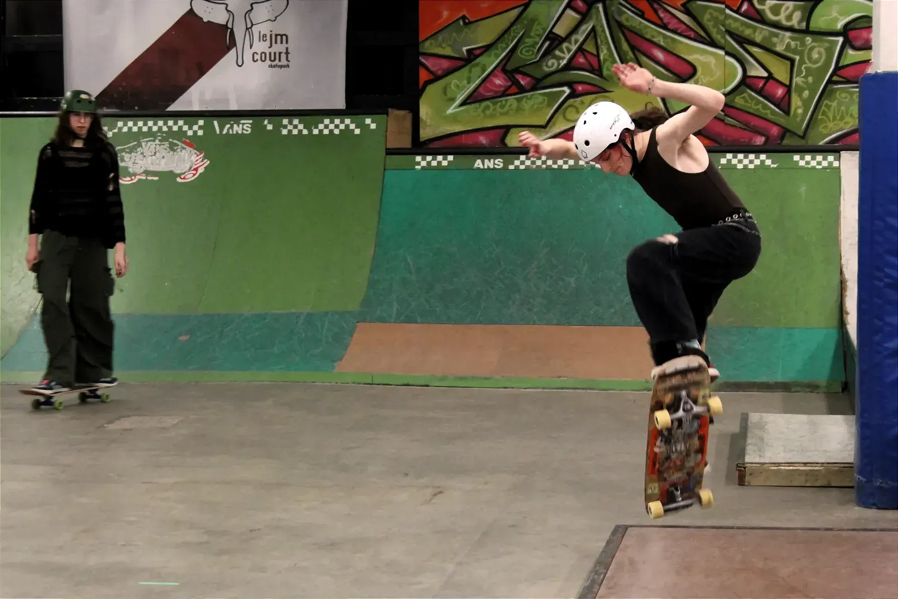 Scout est en plein saut et sur le point d'atterrir sur la plateforme alors que Violet se retrouve plus loin à l'arrière.