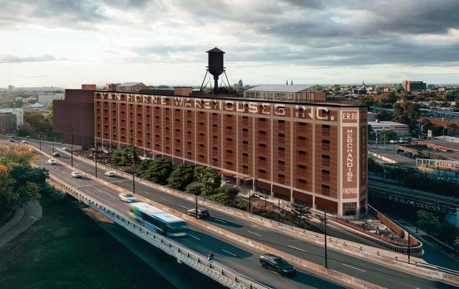 L'entrepôt Van Horne vu du ciel, direction nord, avec plusieurs fenêtres, des briques rouges et son château d'eau.
