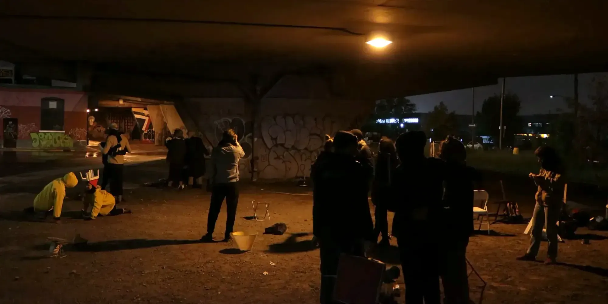 Quelques personnes dispersées s'adonnent à différentes activités dans la pénombre. 