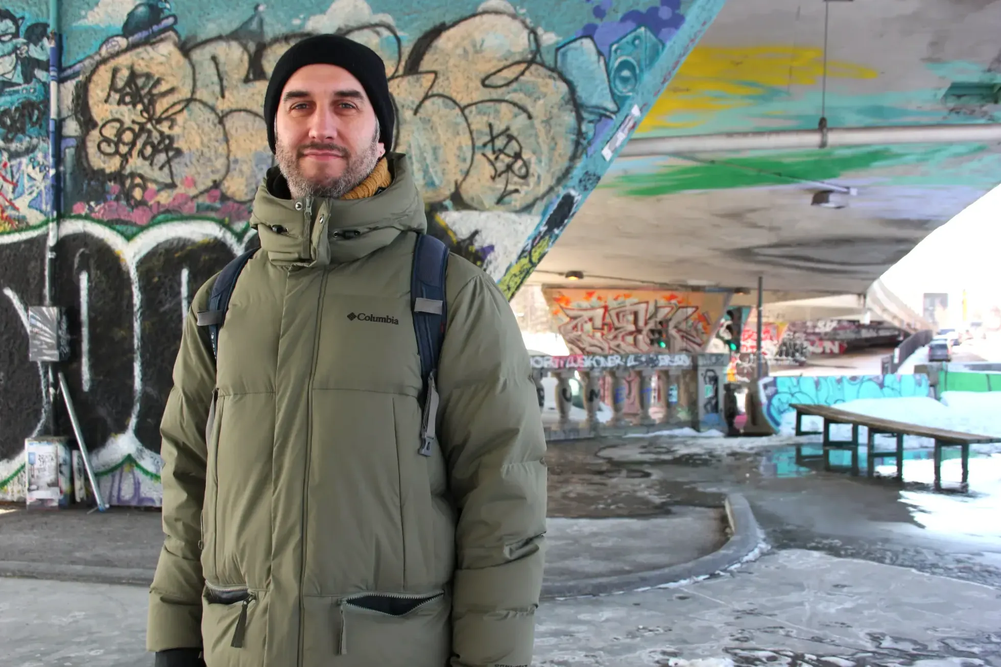 M. Bouquin pose devant l'un des piliers qui soutient le viaduc. 