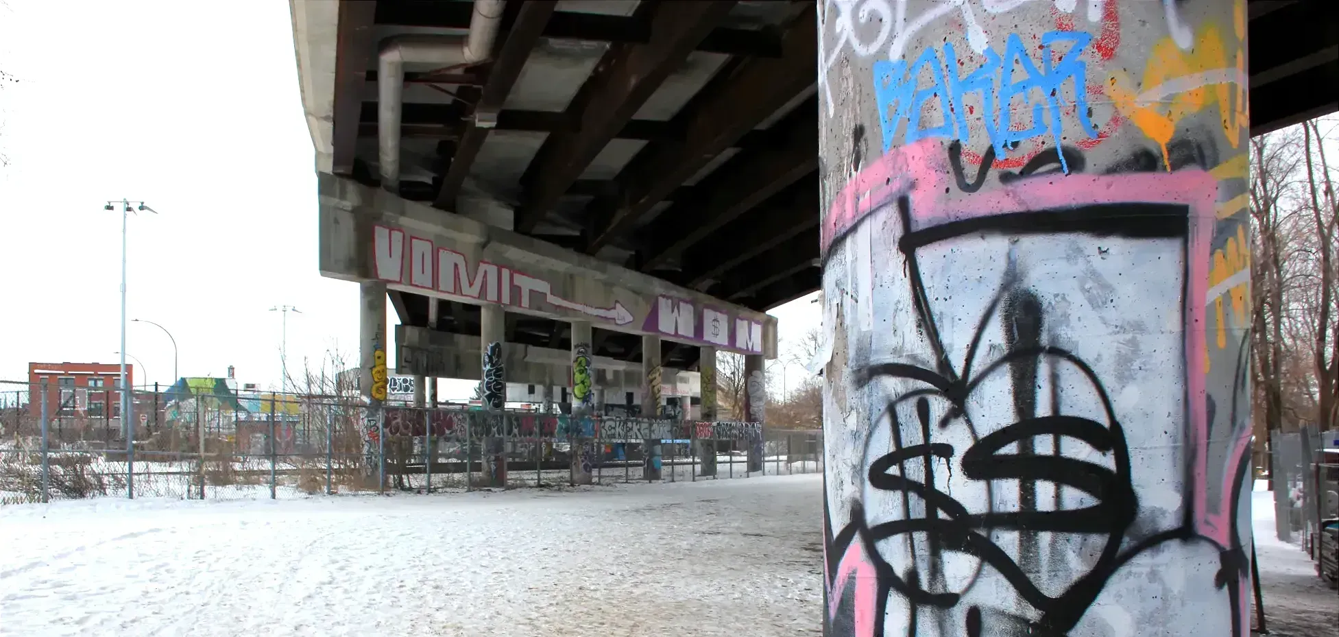 La portion de sol enneigé prend une proportion importante de la photo sur laquelle on voit plusieurs poutres qui soutiennent le pont. 