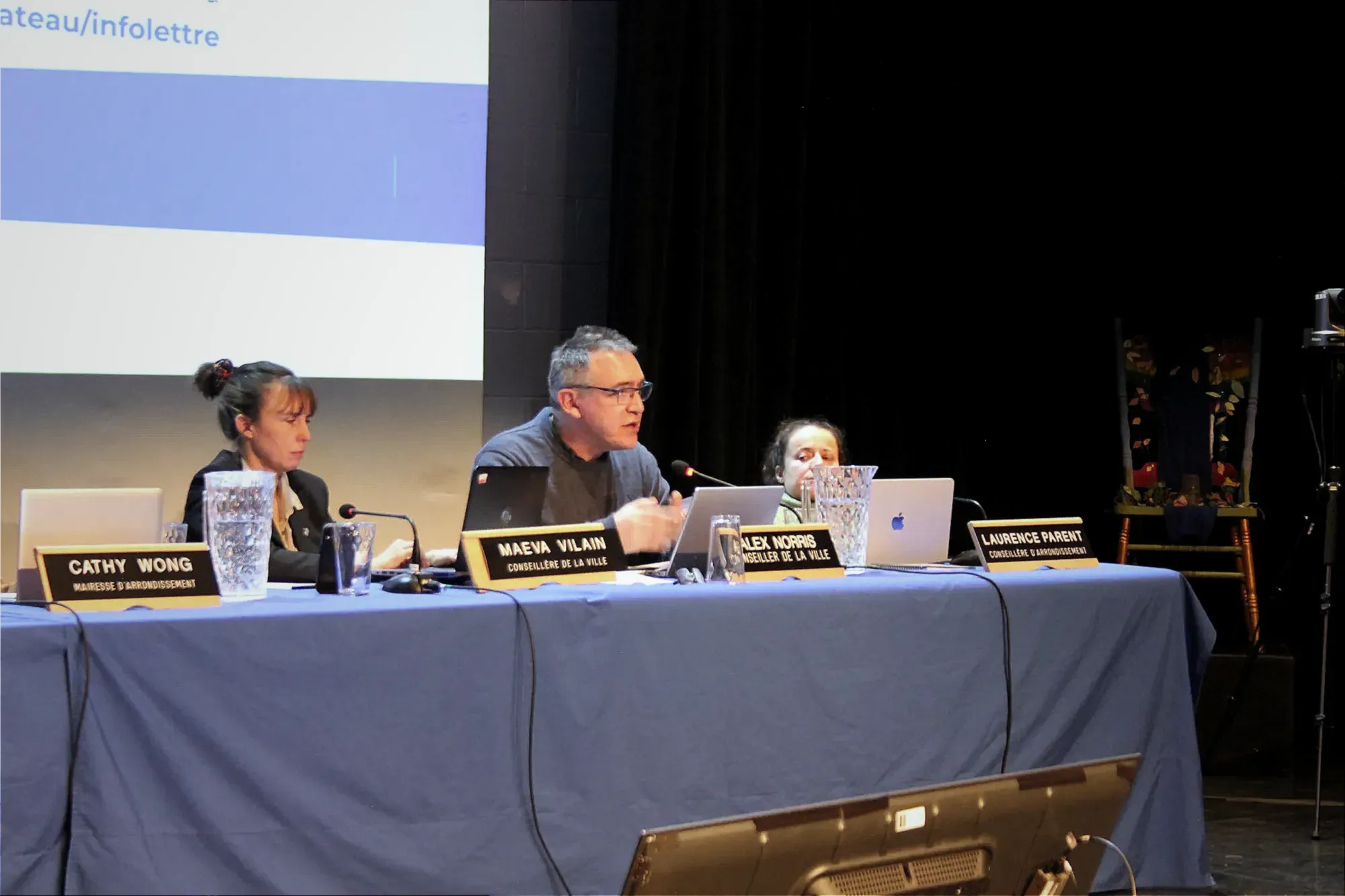M. Norris prend la parole à la table des élus, entouré des conseillères Maeva Vilain et Laurence Parent.