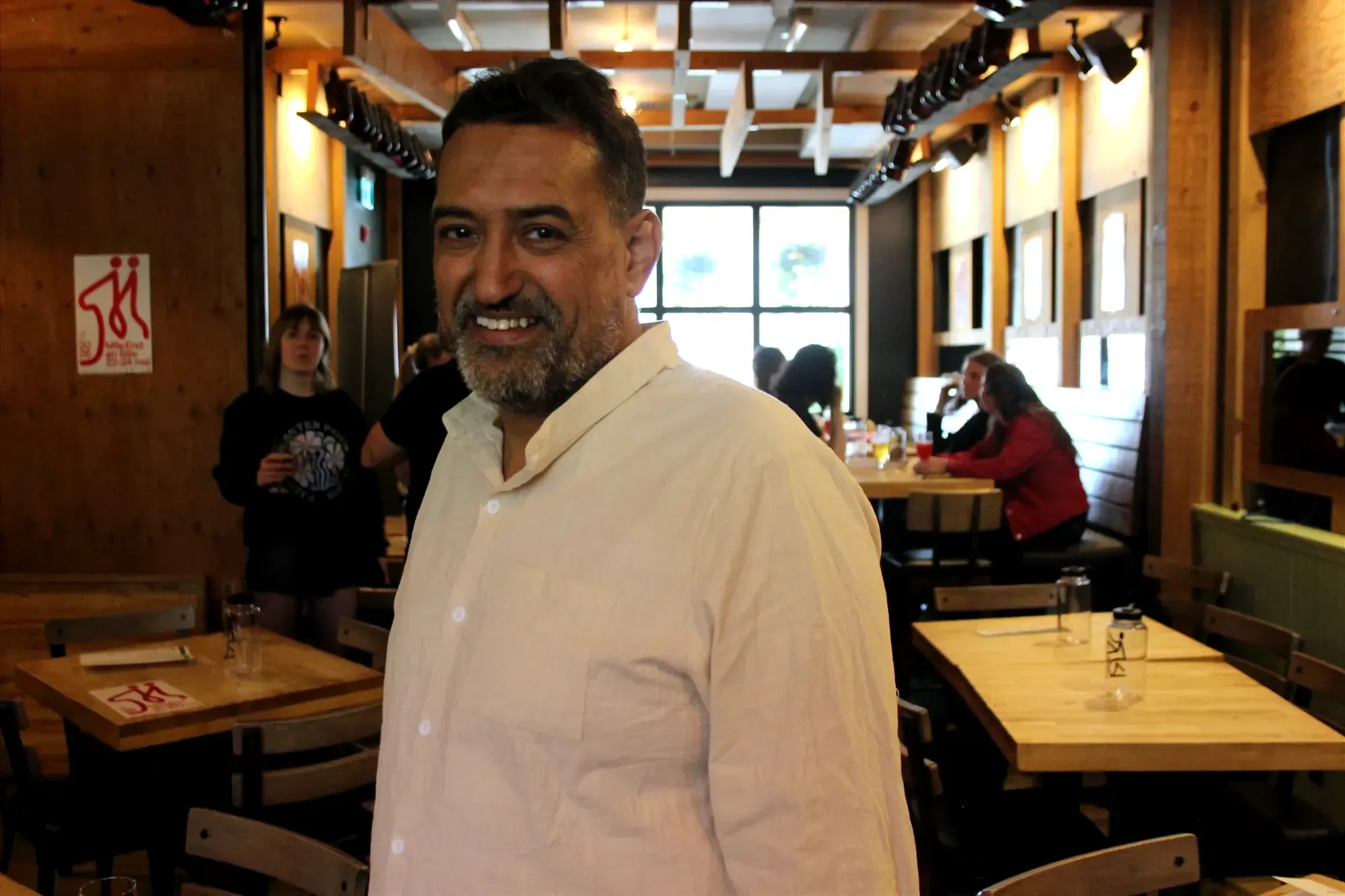 M. Ould sourit et pose pour la caméra, à l'intérieur de la microbrasserie Siboire. 