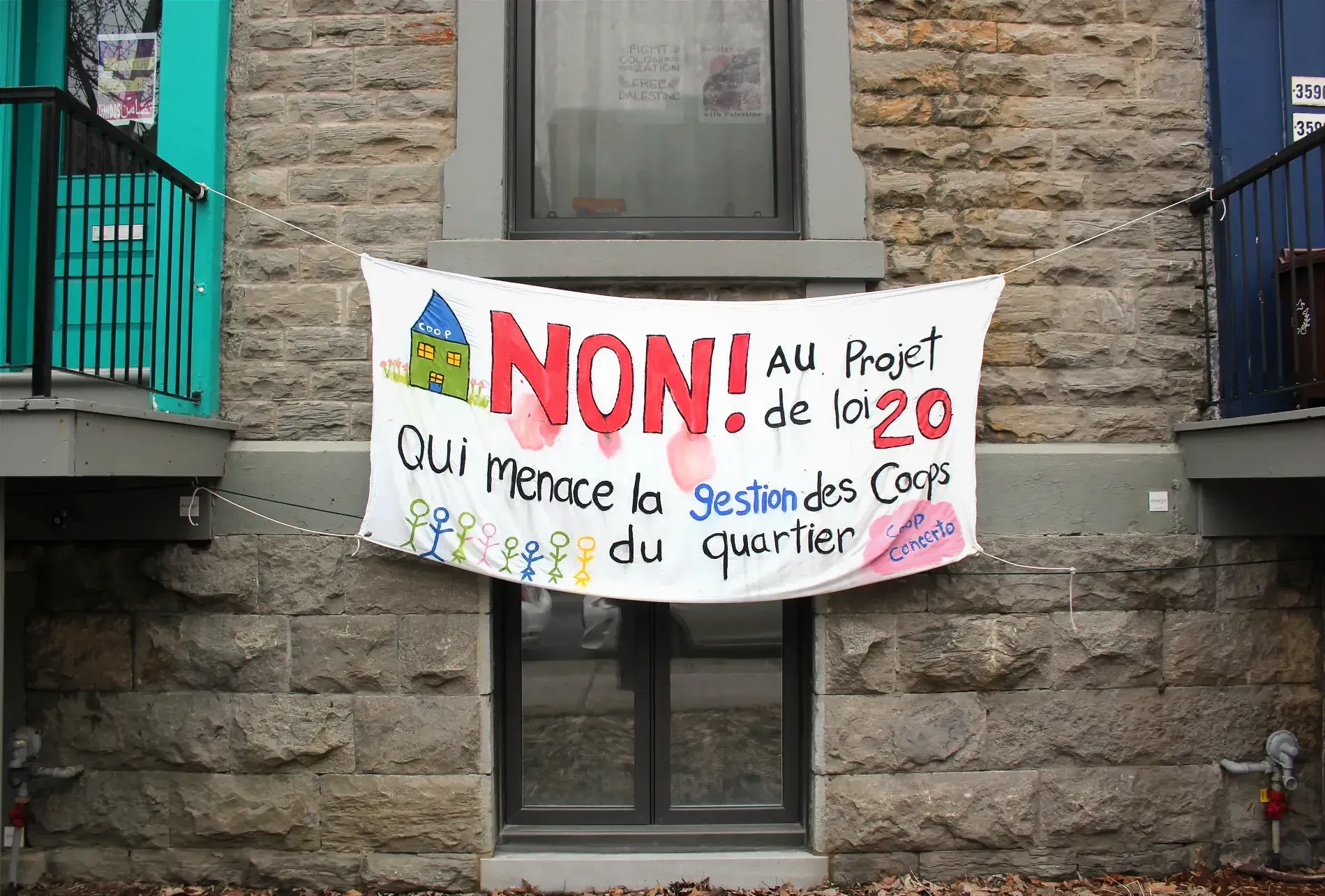 «Non! Au projet de loi 20 qui menace la gestion des coops du quartier», peut-on lire. 