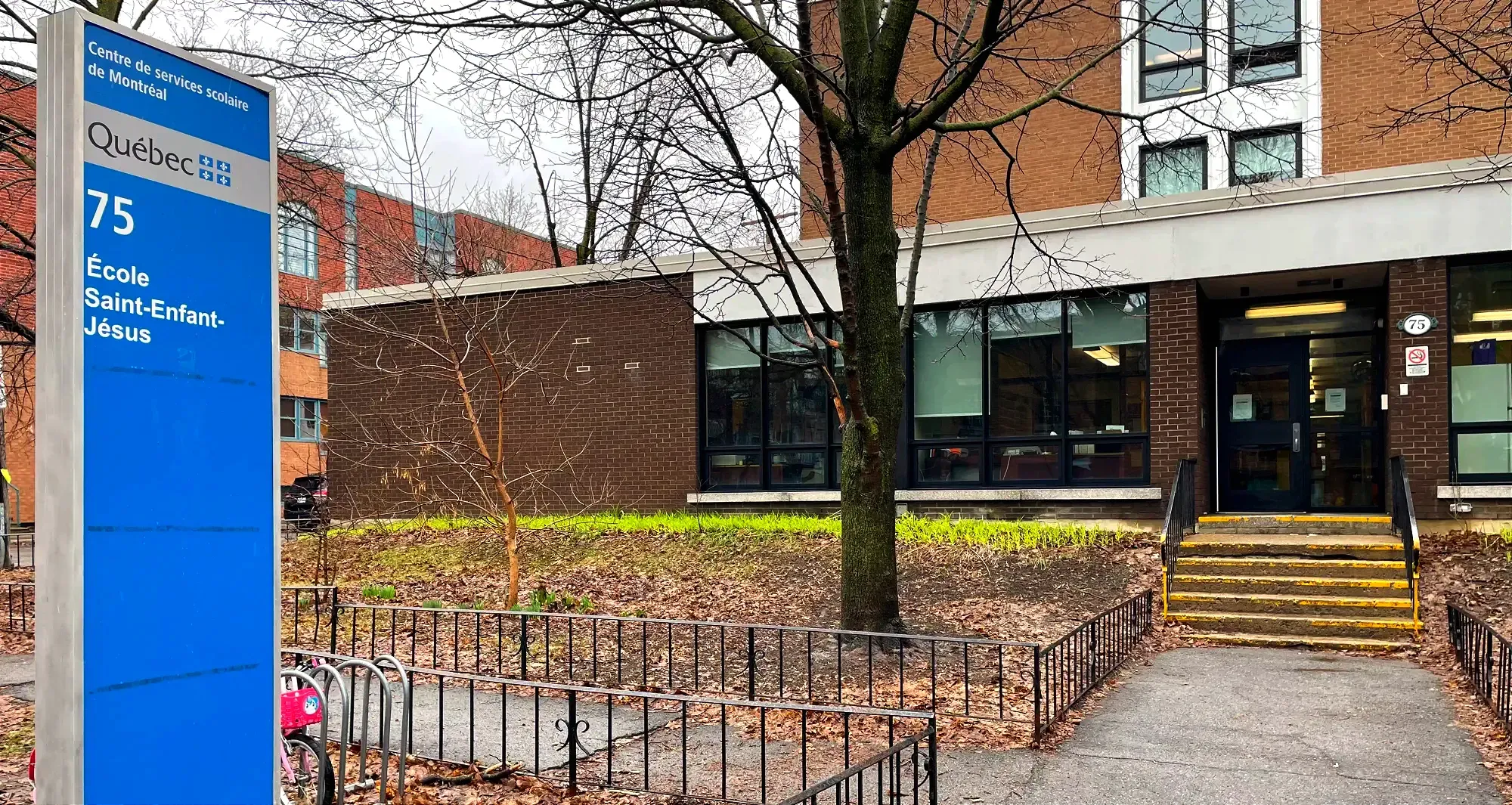 Prise de vue de l'entrée principale de l'école avec le panneau bleu du CSSDM l'identifiant à la gauche du cadre.