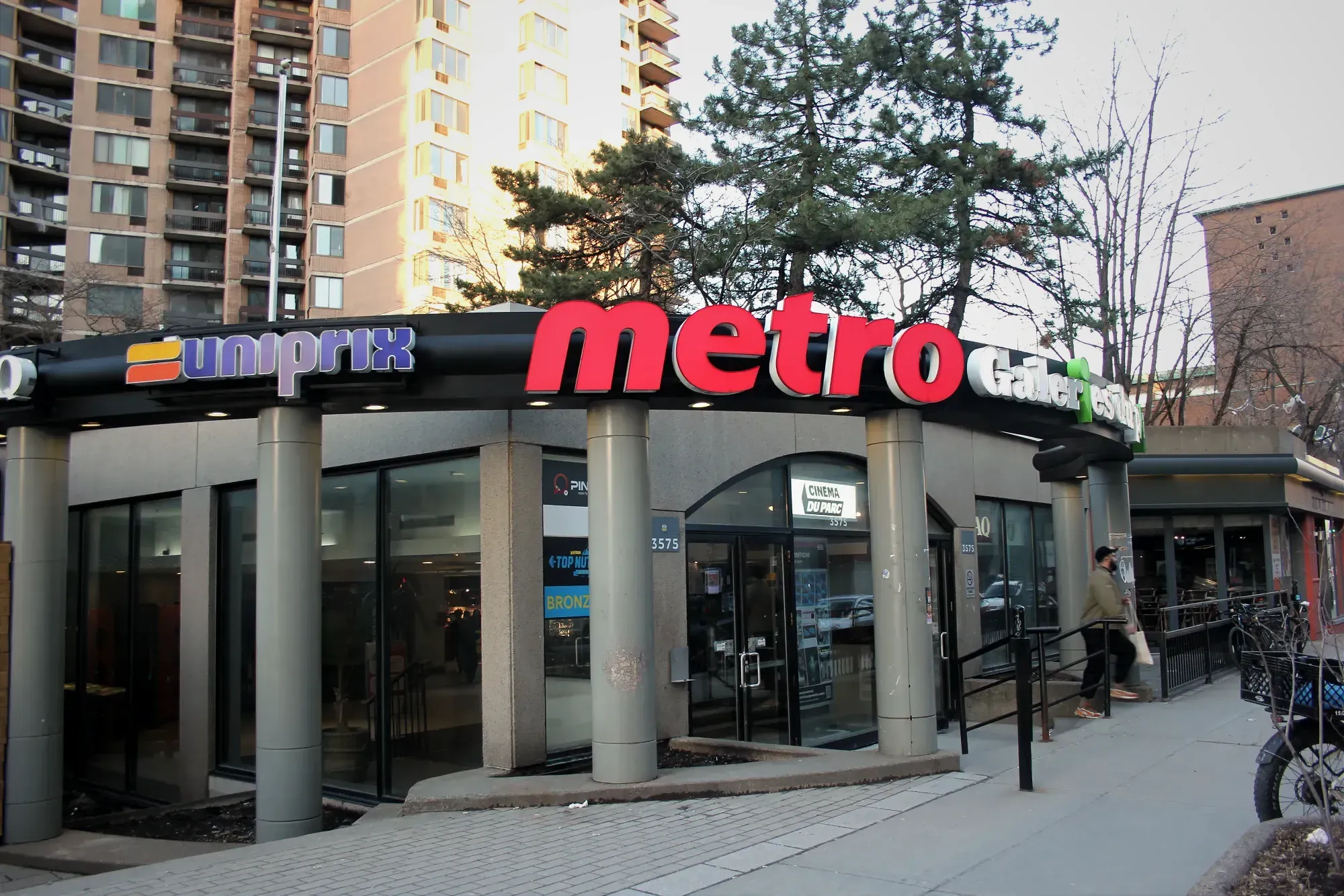 L'entrée extérieure des Galeries du Parc où l'on peut voir le logo de l'épicerie Metro au-dessus des portes. 