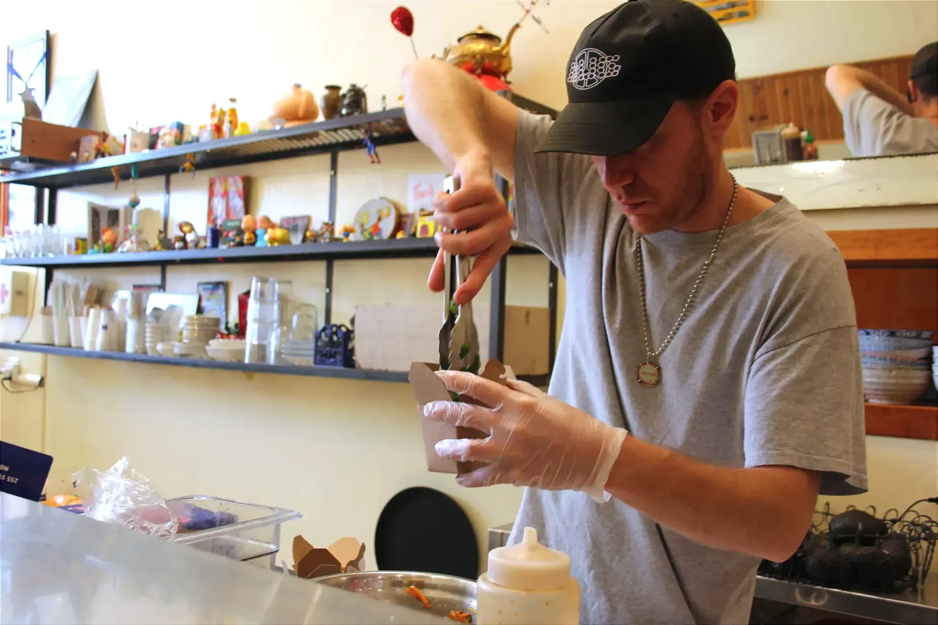 M. Levy manipule une boîte de nouilles asiatiques pour emporter.