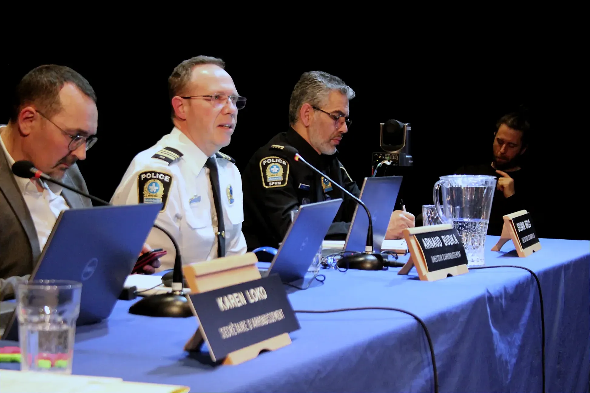 M. Malo prend la parole entouré du directeur d'arrondissement, Arnaud Budka et d'un autre représentant du SPVM. 