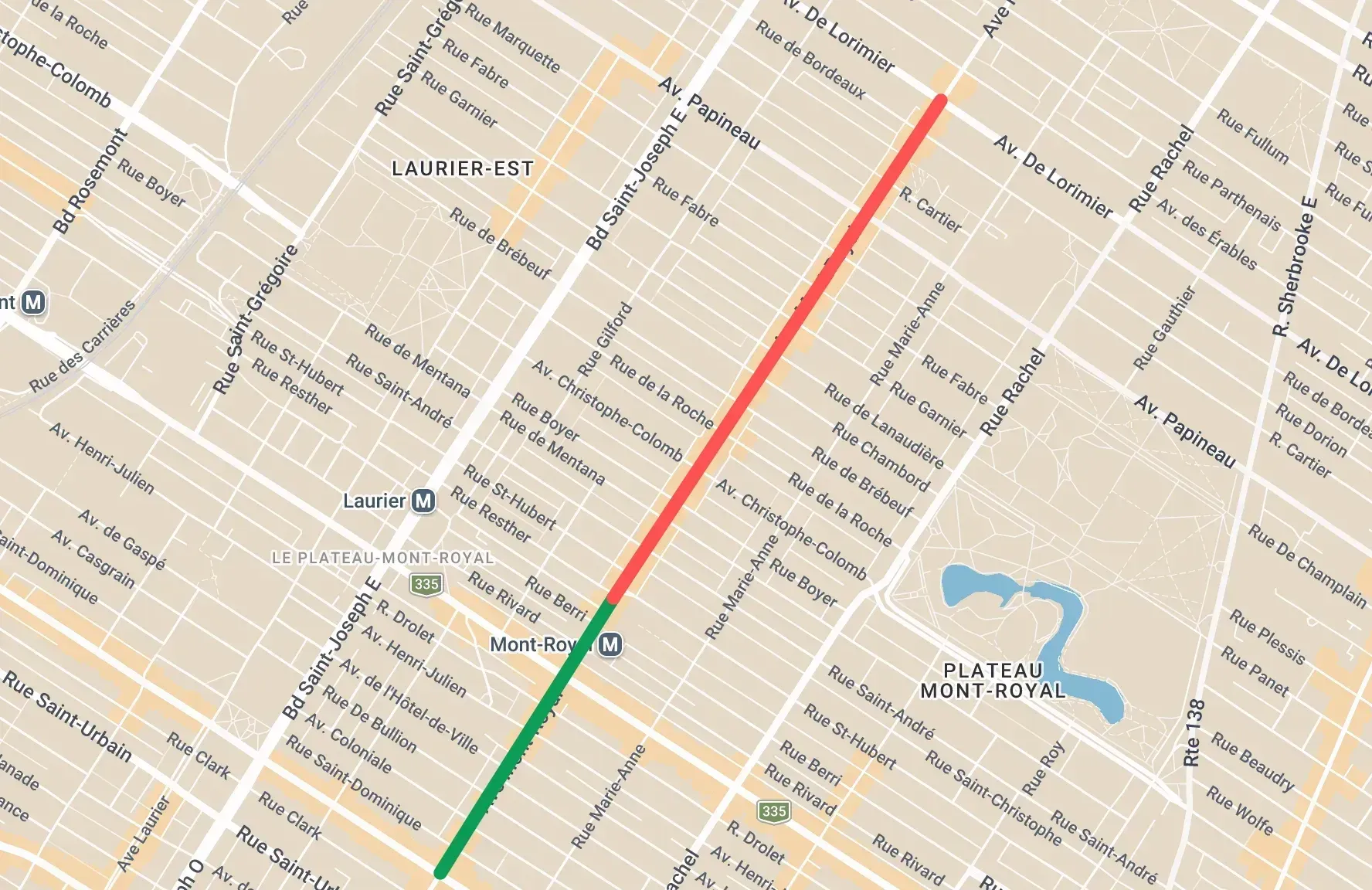 Une carte du Plateau-Mont-Royal avec un ligne verte à gauche et une ligne orange à droite, sur l'avenue du Mont-Royal.