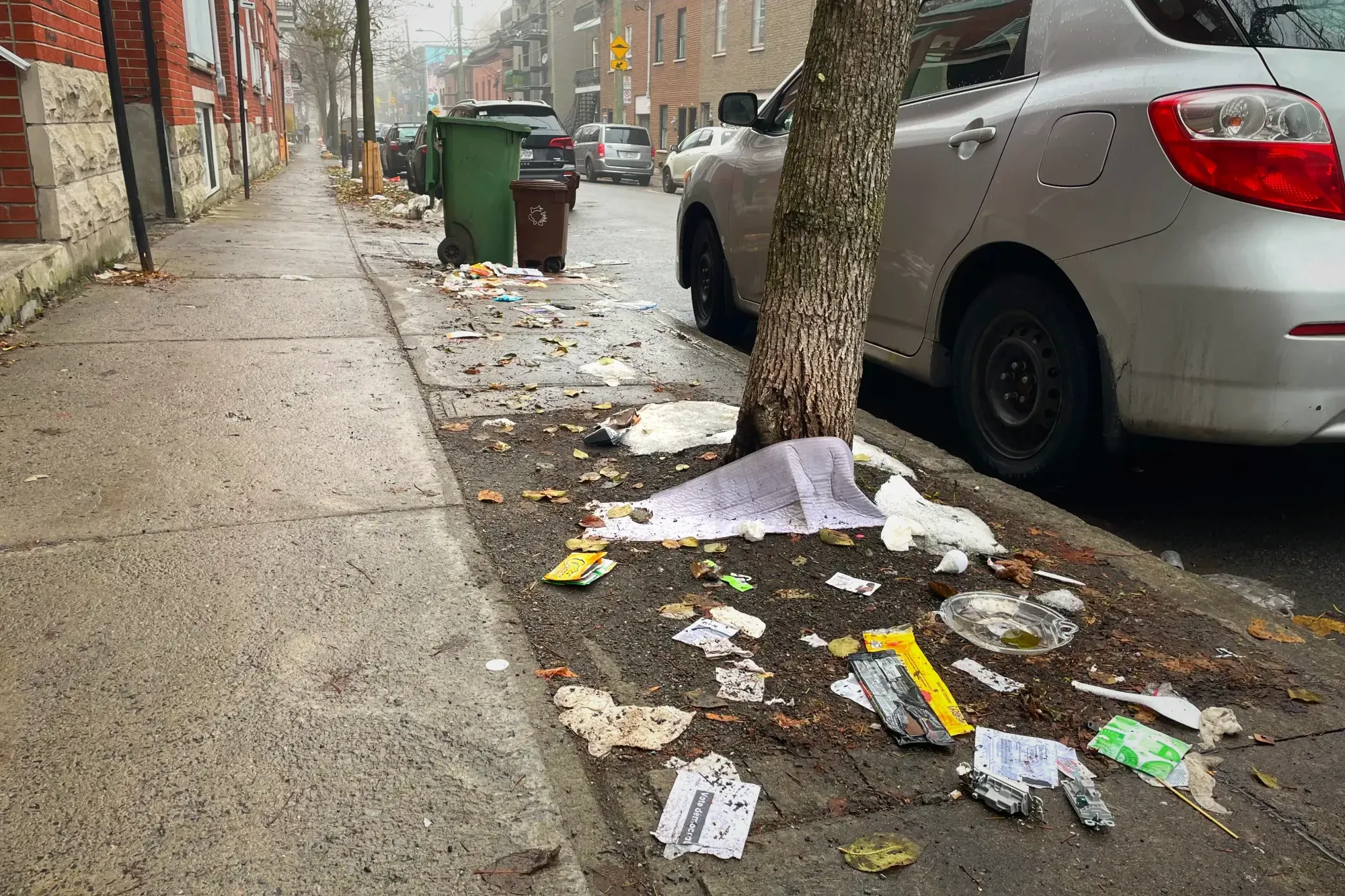Des petits déchets nappent le trottoir de la rue Saint-Dominique.