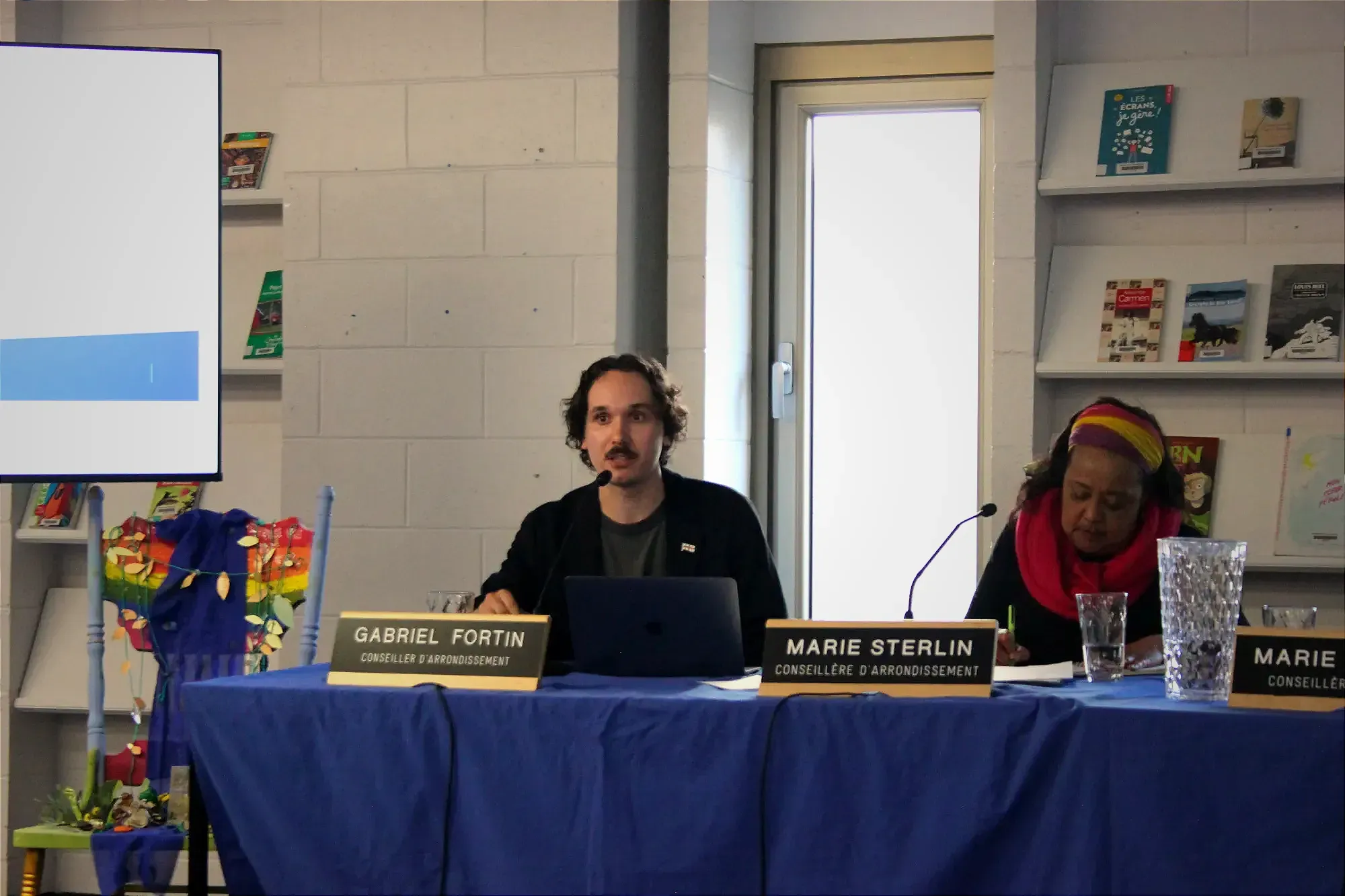 M. Fortin prend la parole lors de la séance du conseil d'arrondissement à l'école secondaire Jeanne-Mance.