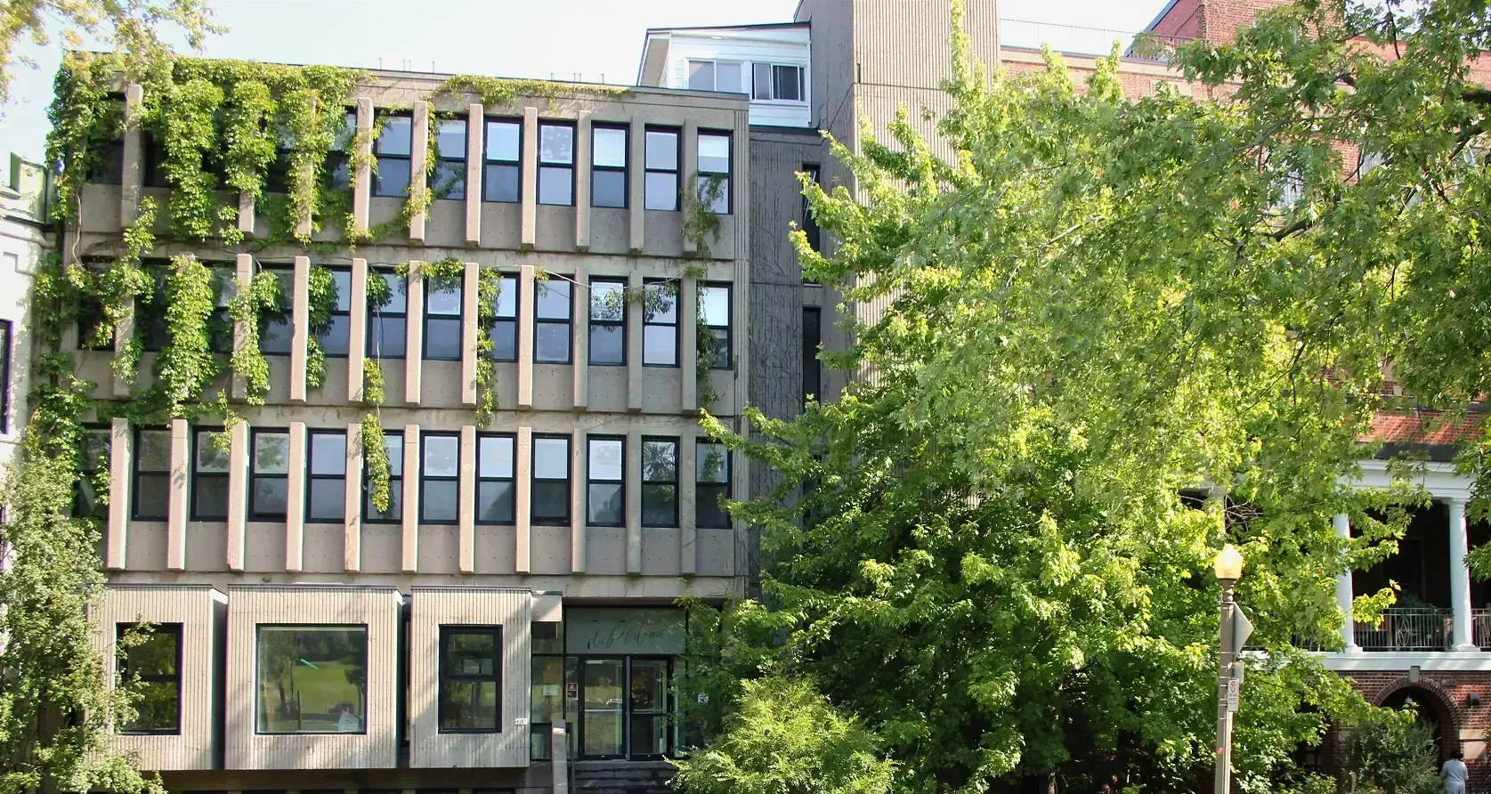 Vue de la façade extérieure de l'Annexe du Chaînon, une structure d'architecture brutaliste.