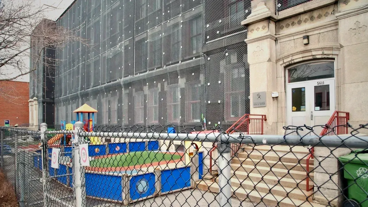 À côté de l'entrée au 5611, rue Clark, se trouve une cour clôturée avec les modules de jeu du CPE Alexis le Trotteur. 