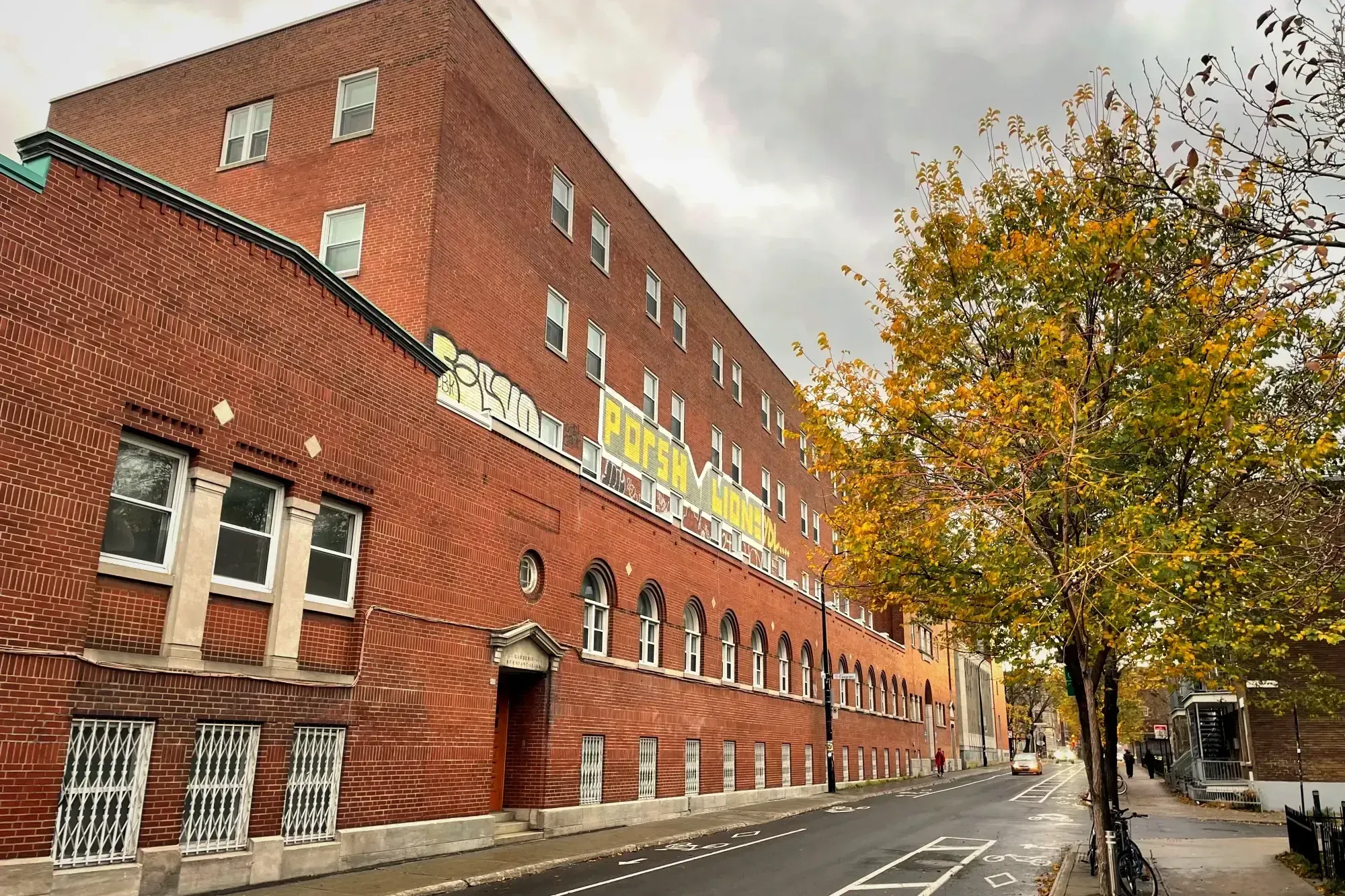 Vue de l'édifice à partir de son extrémité est, sur l'avenue Laurier E.