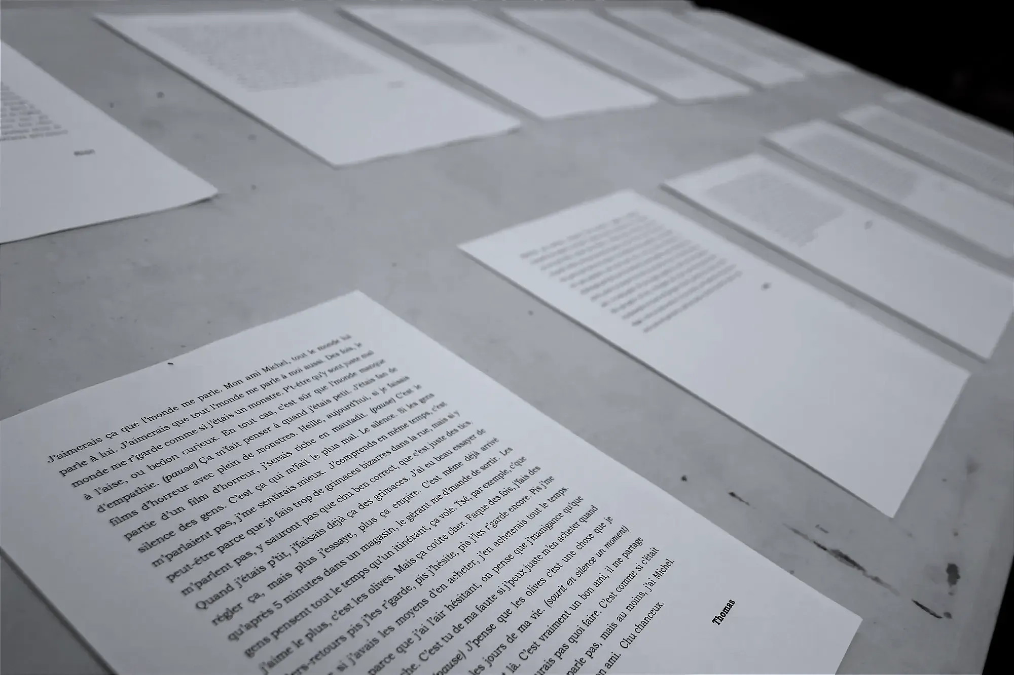 Les textes sont placés côte à côte, sur des tables grises.