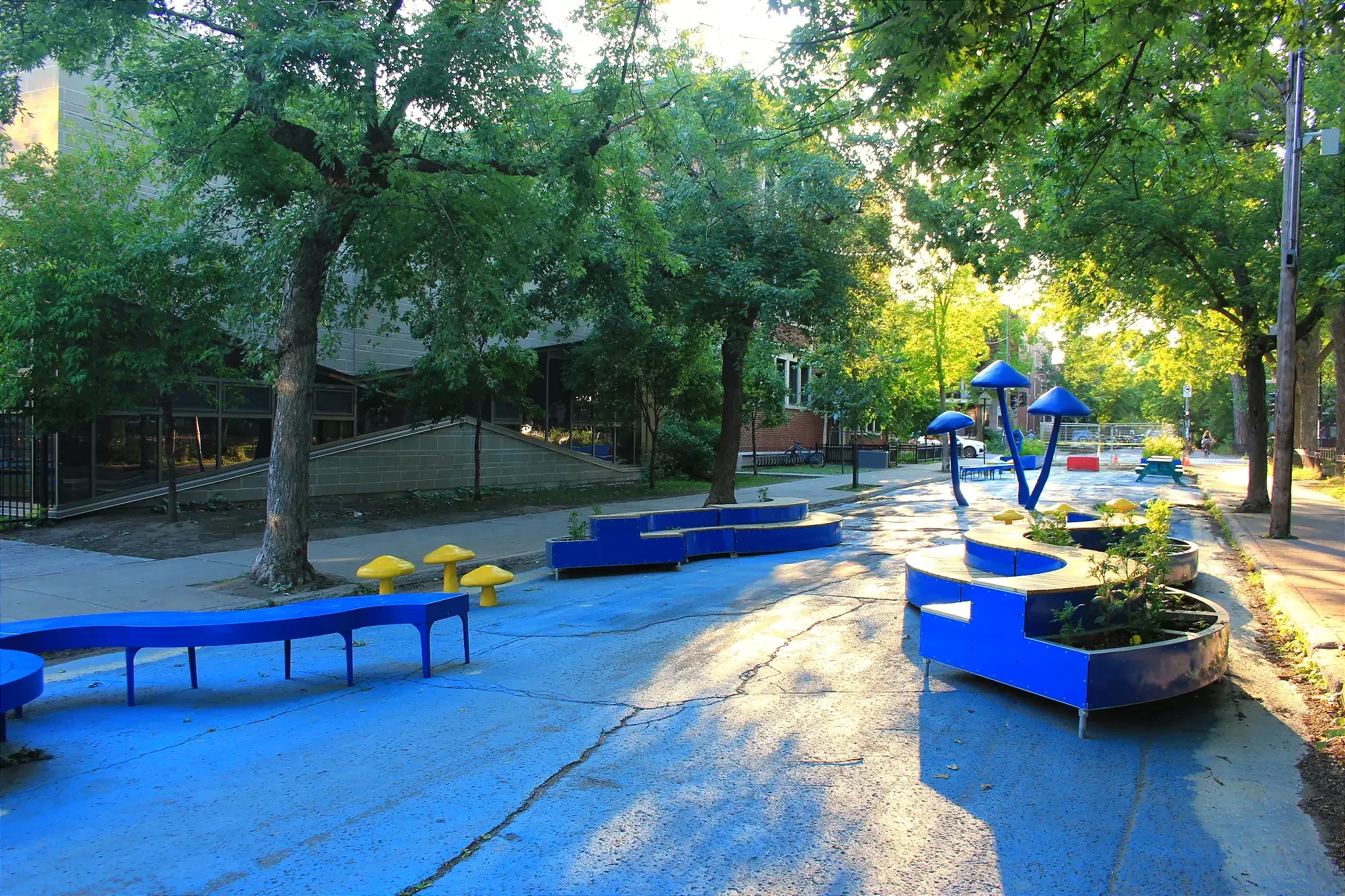La place de l'Ange-Cornu et son mobilier courbé et bleu, captée pendant l'été. 