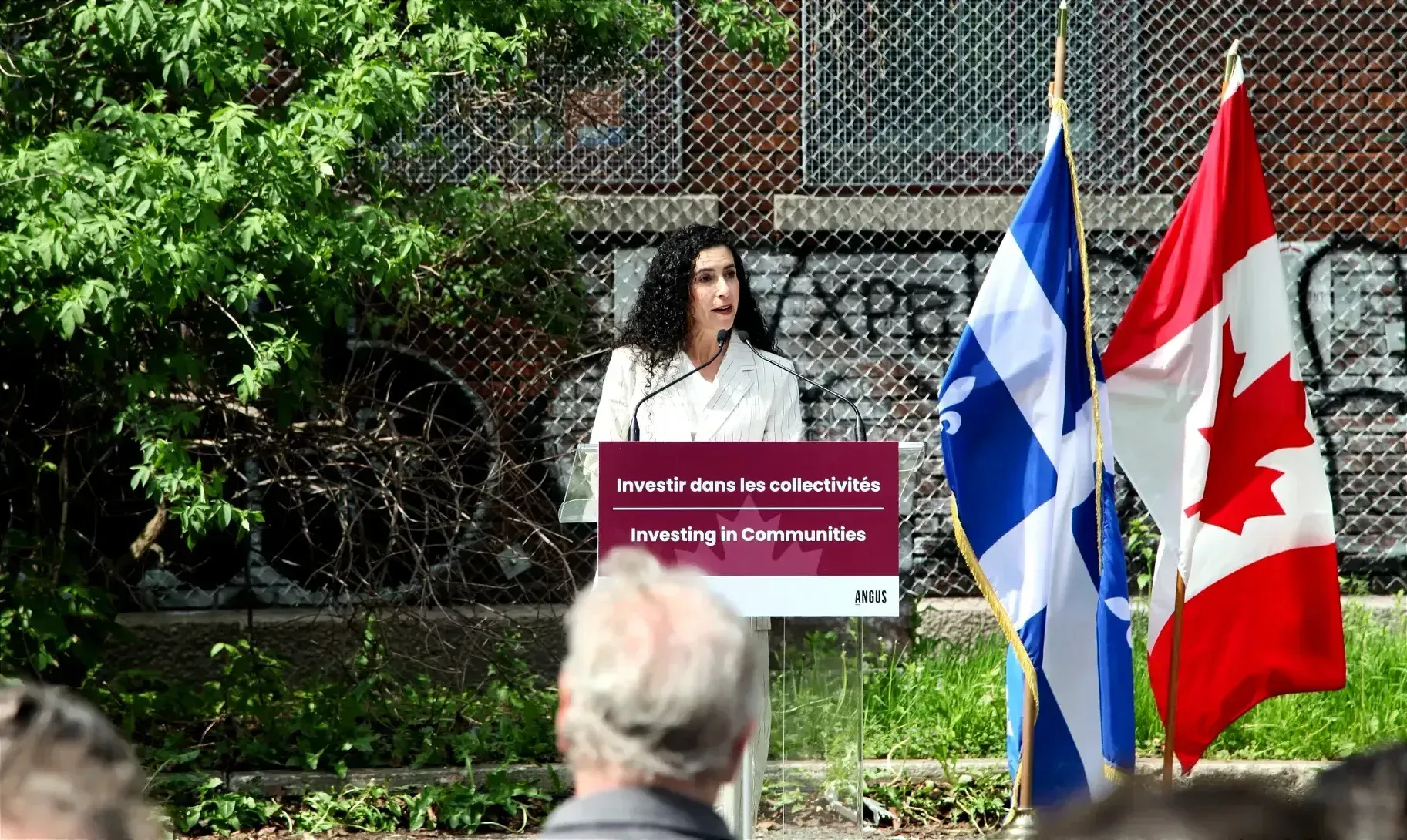 Mme Bendayan prend la parole derrière un podium installé derrière le bâtiment de l'ancienne école Luke Callaghan.