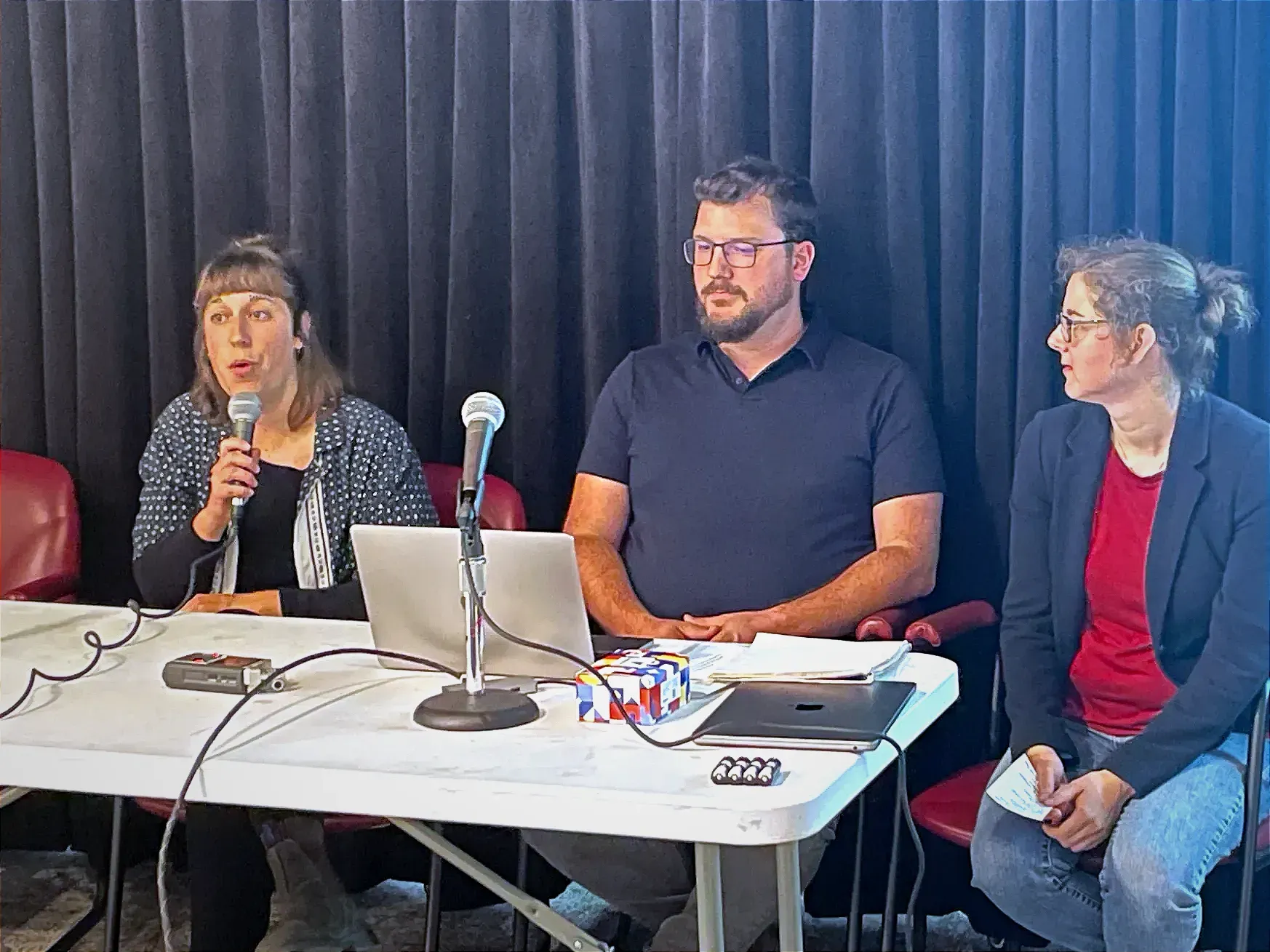 Mme Hélie-Martel prend la parole, assise derrière une table, aux côtés de Jérémie Girard, d'Atelier habitation Montréal, et de Gaëlle Engelberts, édidtrice de Mon Plateau.