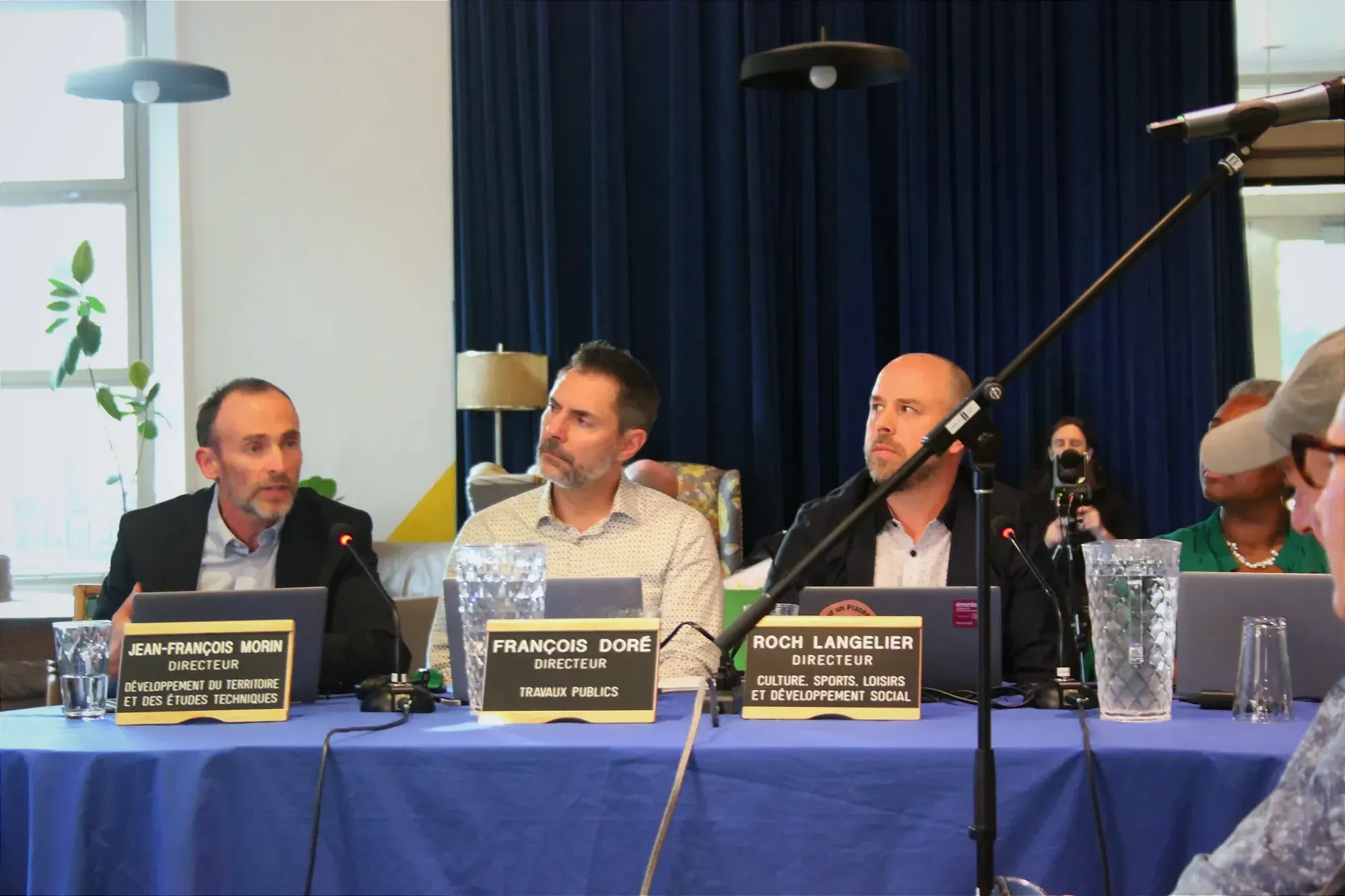 Jean-François Morin prend la parole. À sa gauche, à la même table, se trouvent François Doré et Roch Langelier.