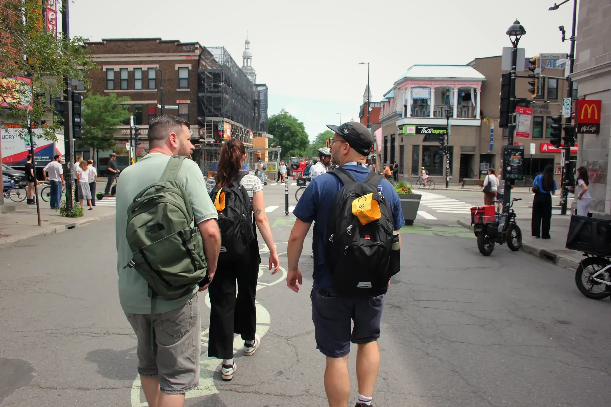 On voit l'équipe mixte de dos, se dirigeant vers l'insterction St-Denis/Mont-Royal, à partir du côté ouest.