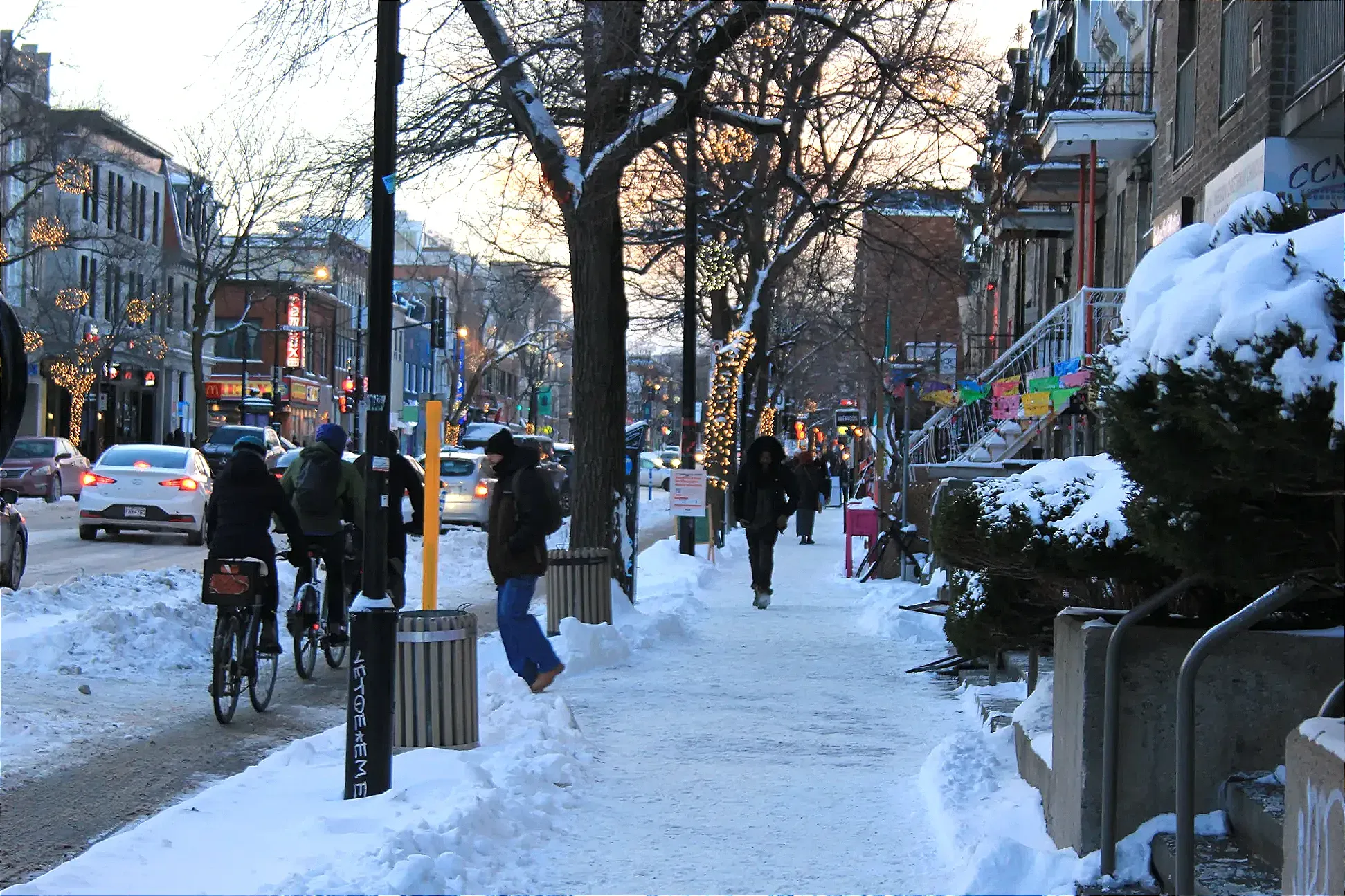 Une portion de la rue Saint-Denis, l'hiver. 