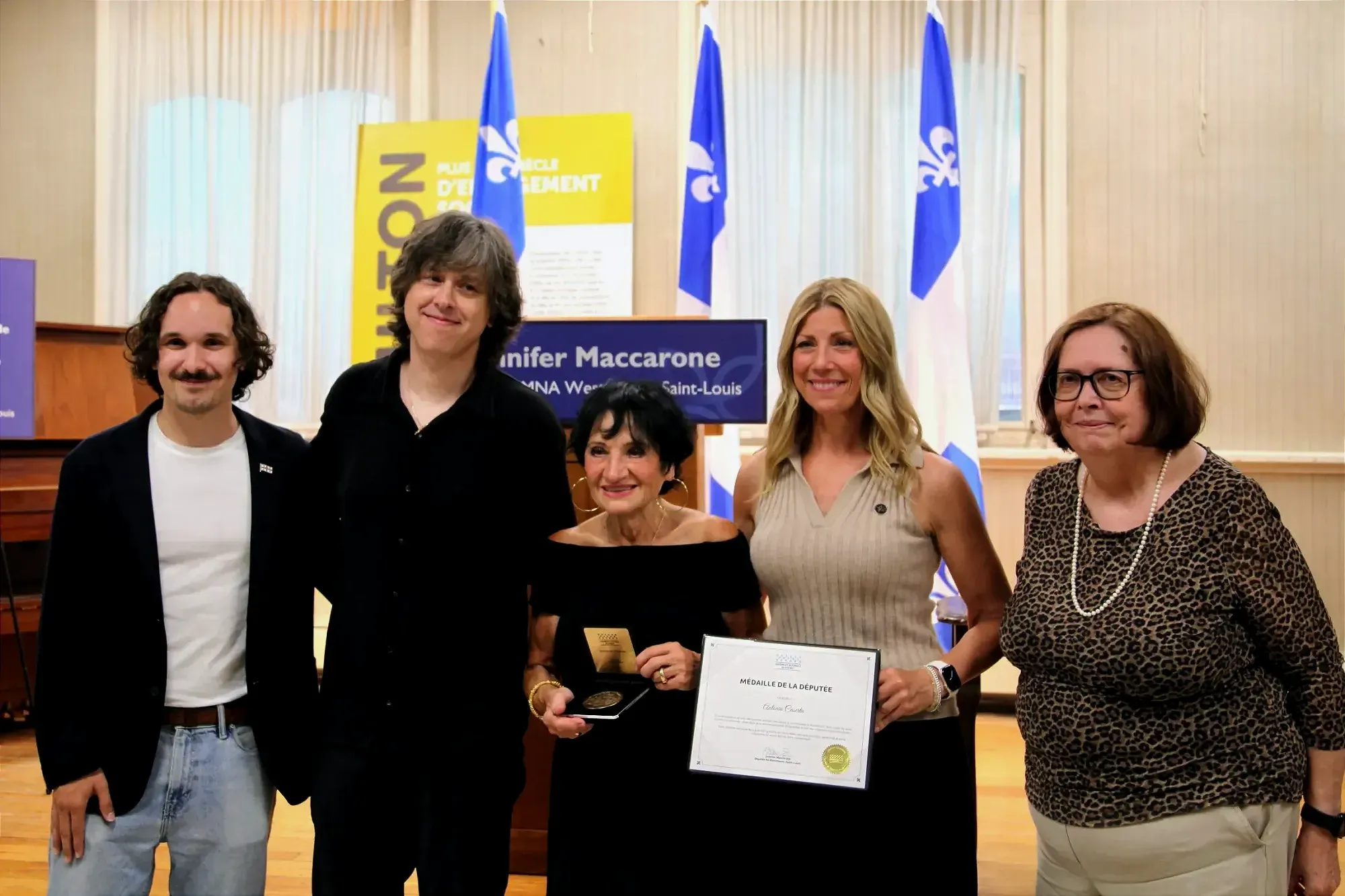 Antonia Caserta pose avec sa médaille de l'Assemblée nationale, entourée de Gabriel Fortin, Dimitri Ohandjanian, Jennifer Maccarone et de Charlotte Thibault.