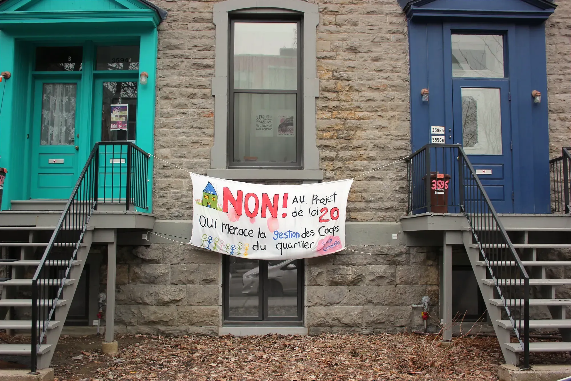«Non! Au projet de loi 20 qui menace la gestion des coops du quartier» peut-on lire sur une banderole attachée à deux rampes d'entreé.