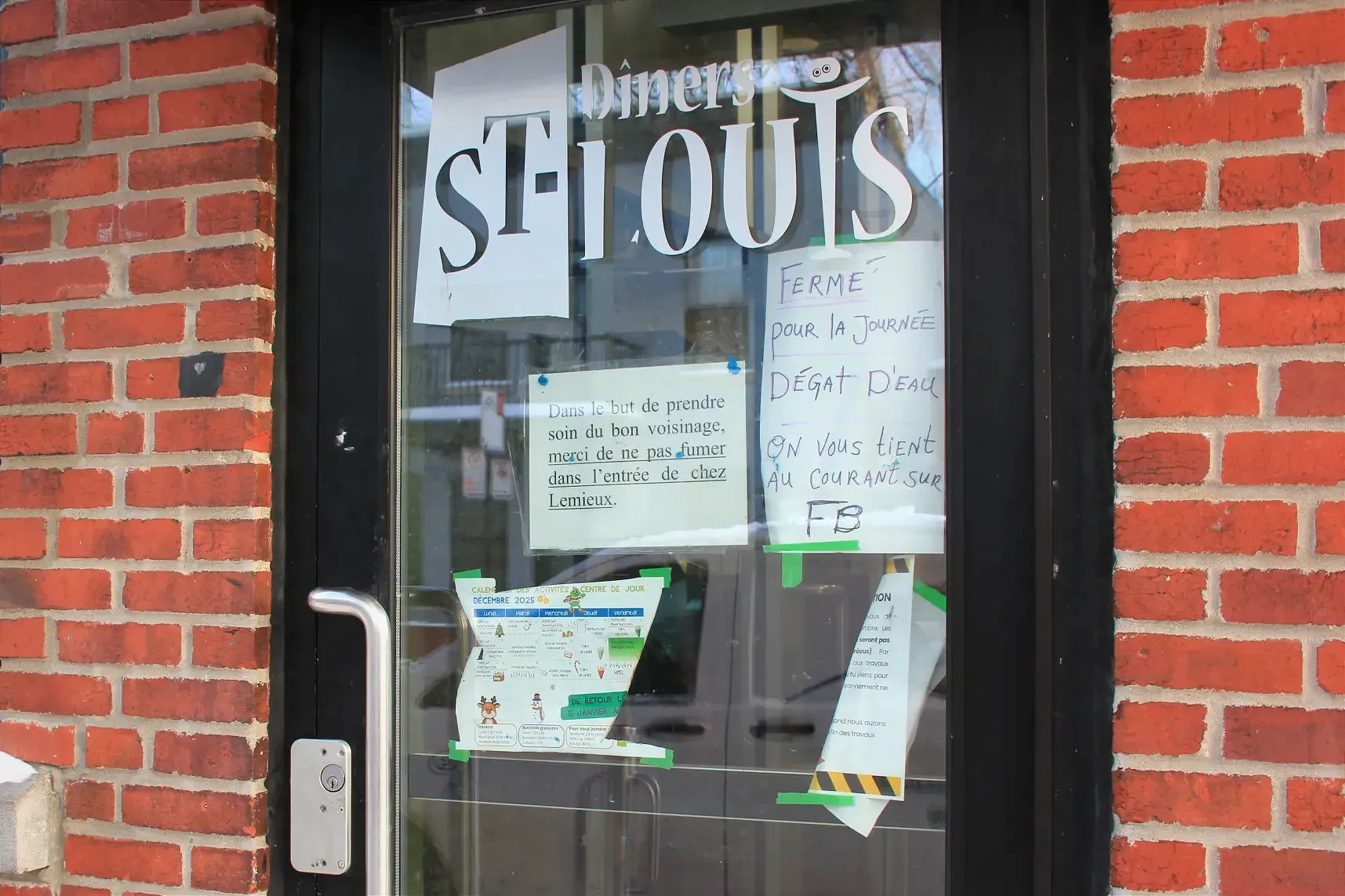 «Fermé pour la journée – Dégat d'eau – on vous tient au courant sur FB», peut-on lire sur un papier collé sous le logo de Dîners St-Louis. 