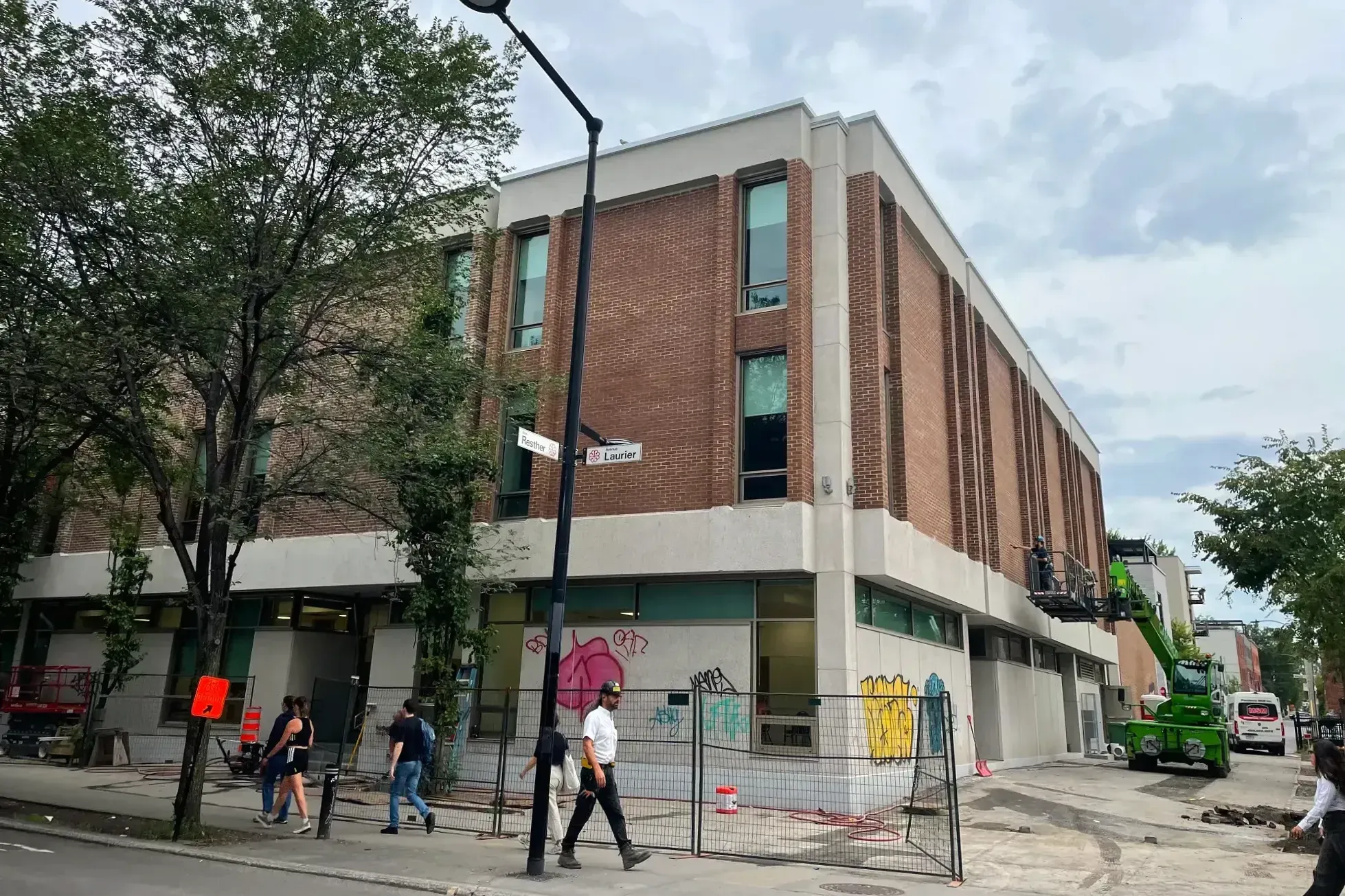 Le coin de l'école Laurier, vu du côté opposé de l'intersection Laurier/Resther. La façade semble essentiellement terminée, bien que des travailleurs soient encore à l'œuvre.